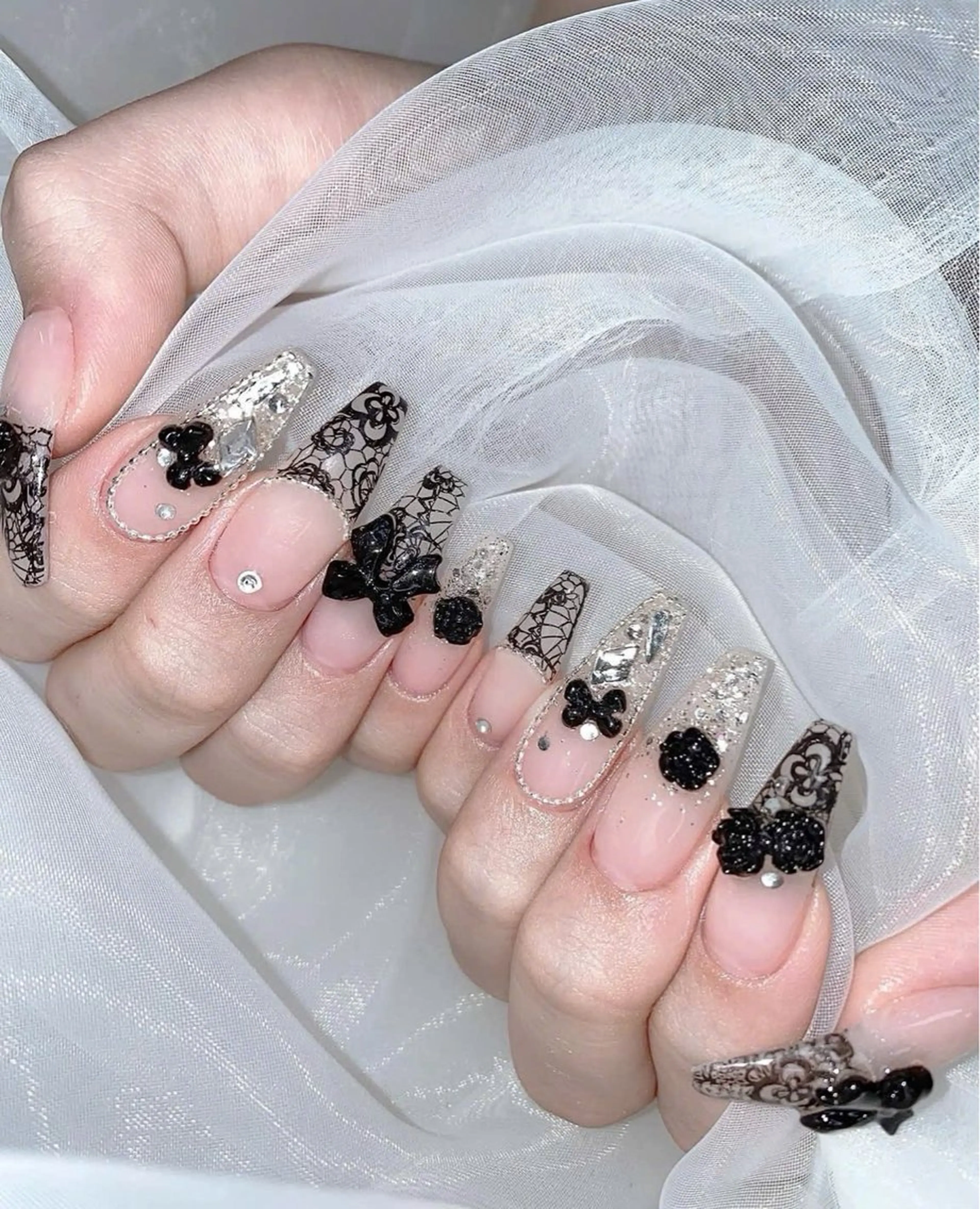 ネイル フラッシュネイル フレンチネイル グラデーション キラキラネイル 韓国ネイル ハンドネイル Lyna Nail のネイルデザイン