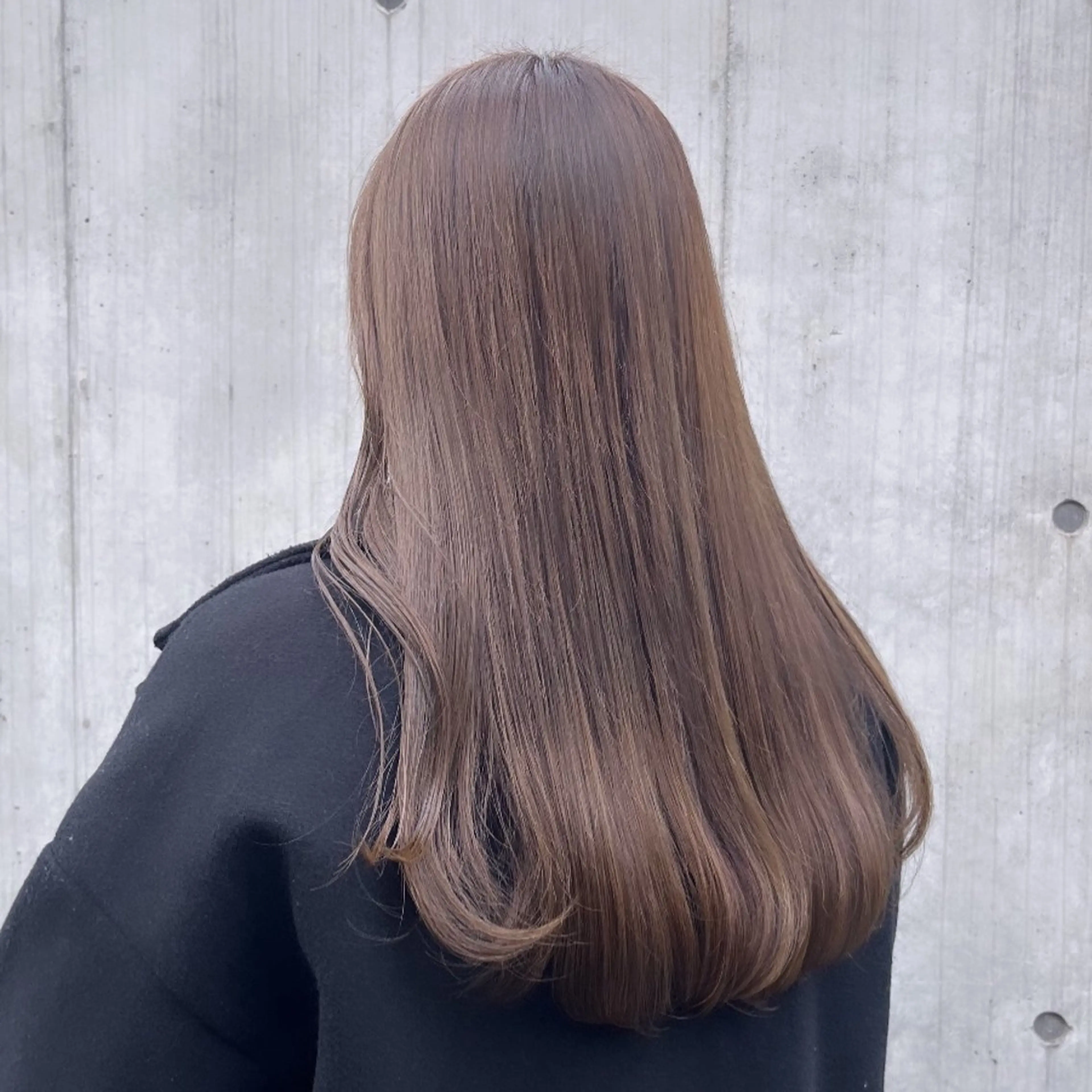 セミロング カラー ベージュカラー ブラウンカラー ブラウンベージュ 透明感カラー オリーブベージュ ヘアカラー トリートメント ヘッドスパ ヘアセット カジュアルを女っぽく 𝗮𝘆𝗮𝗰𝗼のヘアスタイル