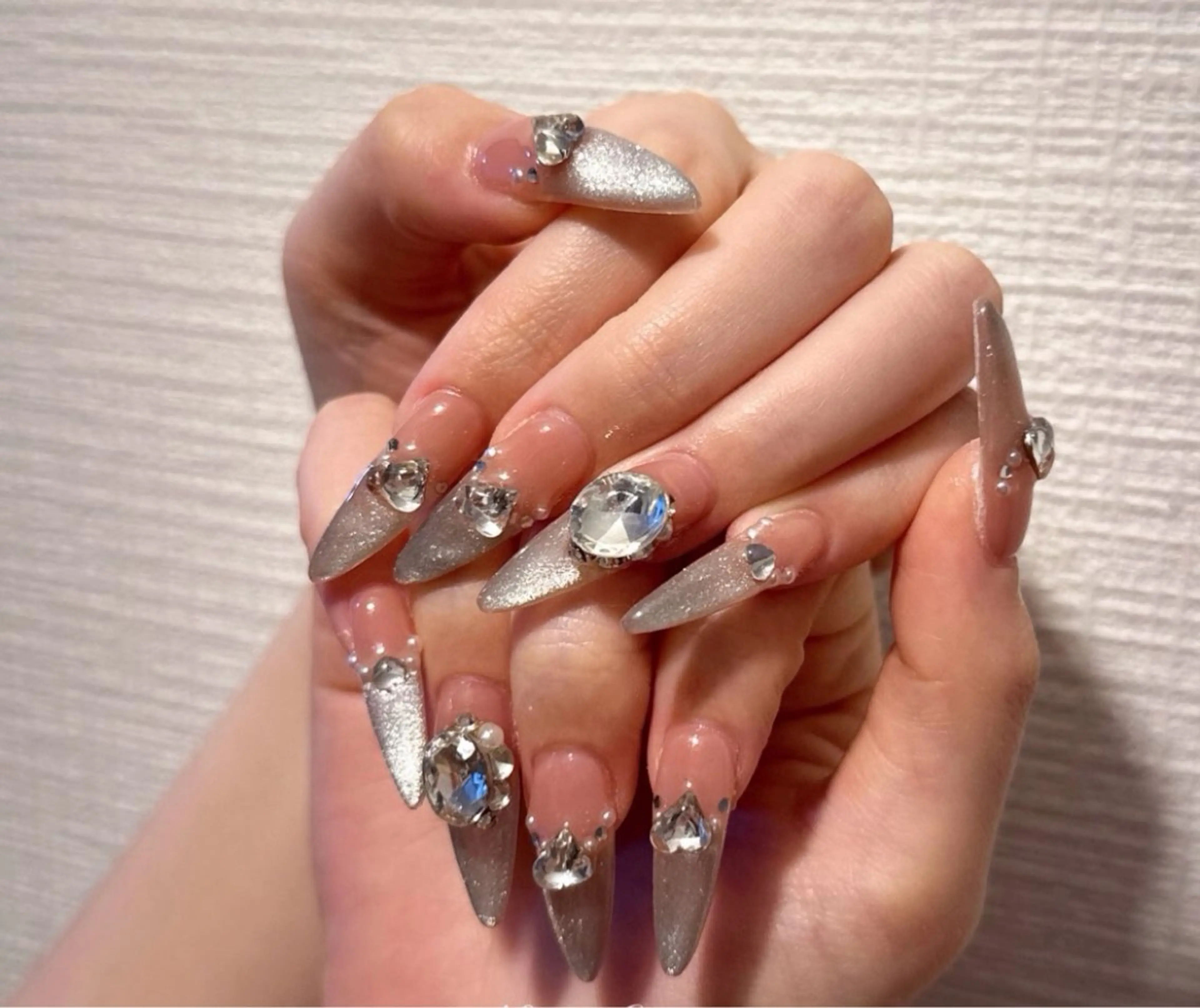 🎀🉐チッブ長さ出し+パ-ツ２個 🎀🉐グラデーション 🎀🉐マグネットネイル 🎀🉐ケア込みの写真