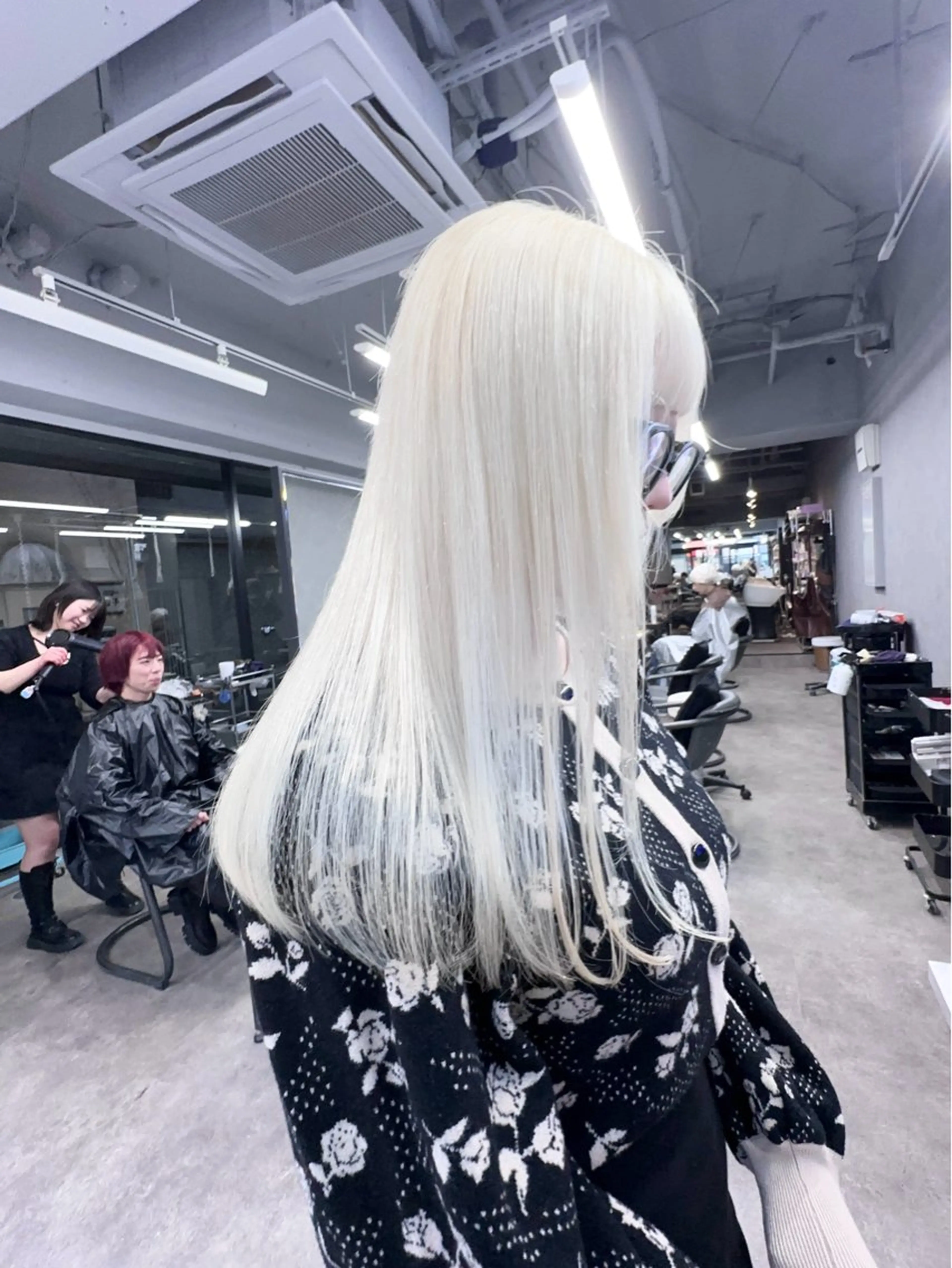 ロング ヘアカラー 前髪カット🩶レイヤ ー🩶ハイトーン🩶のヘアスタイル
