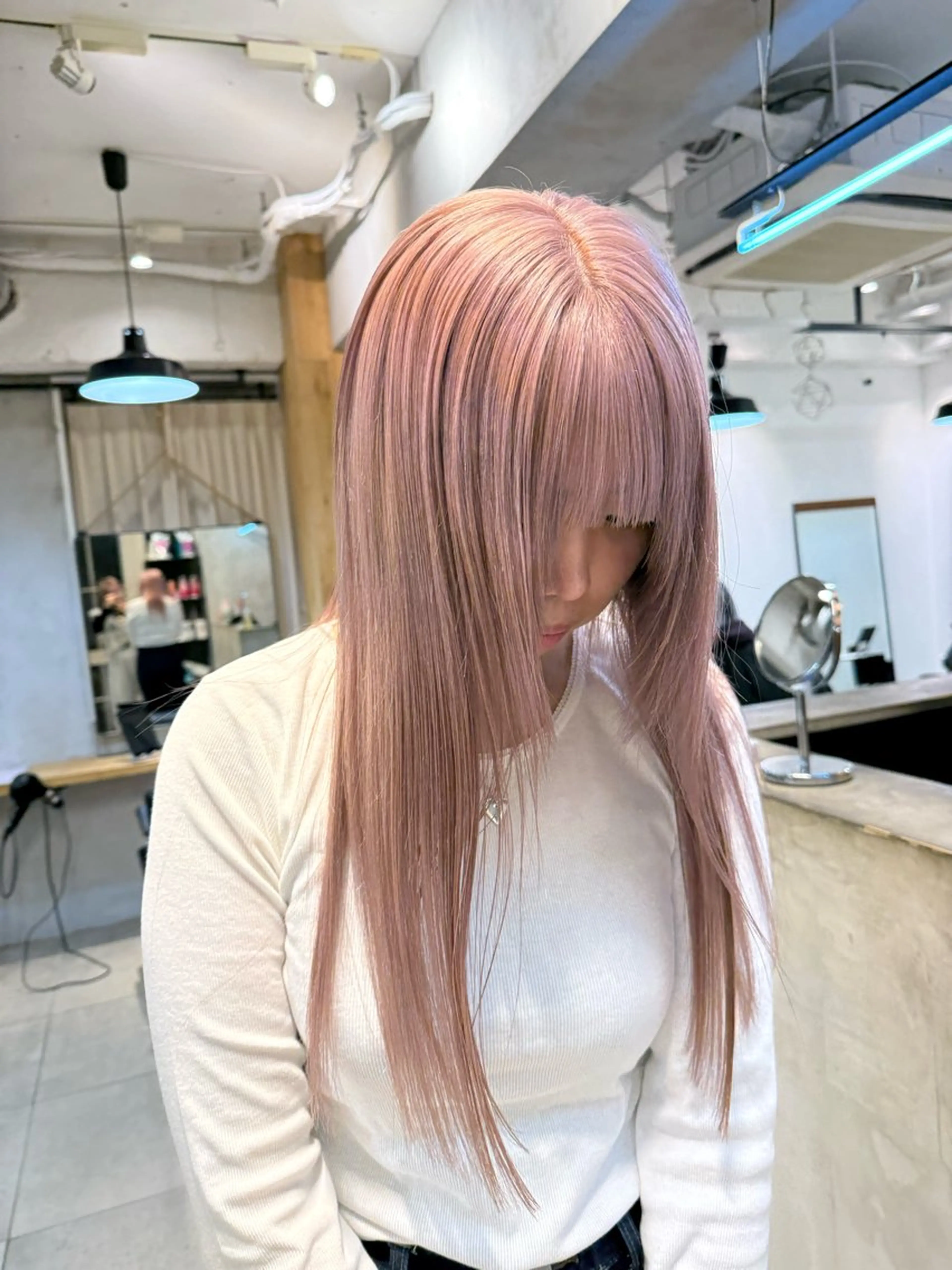 ロング カラー ミルクティー× グレージュMOMOのヘアスタイル