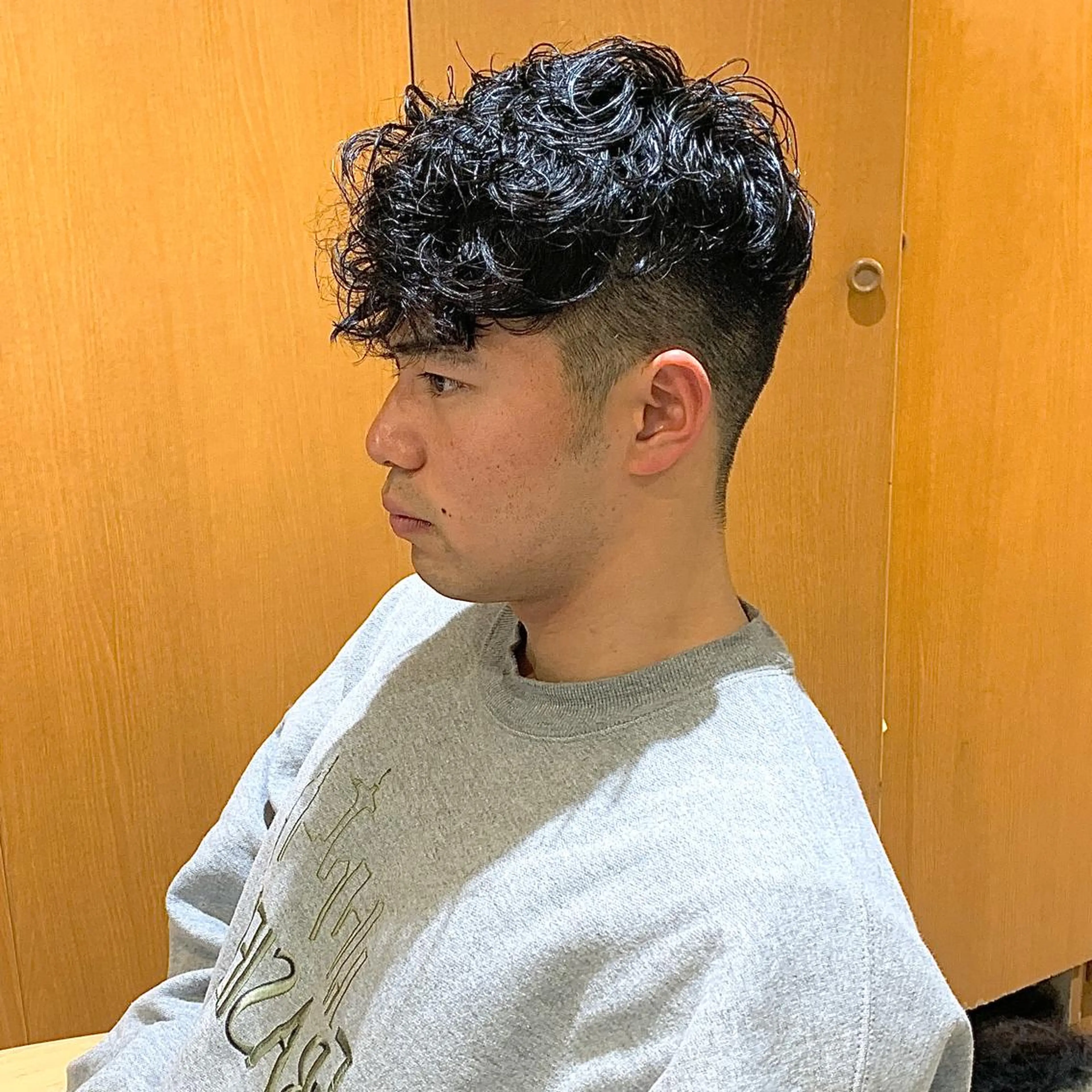 ショート パーマ メンズ カルマパーマ メンズ韓国風 メンズパーマ スペインカール 波巻きパーマ メンズパーマ/ メンズ縮毛矯正美容師のヘアスタイル