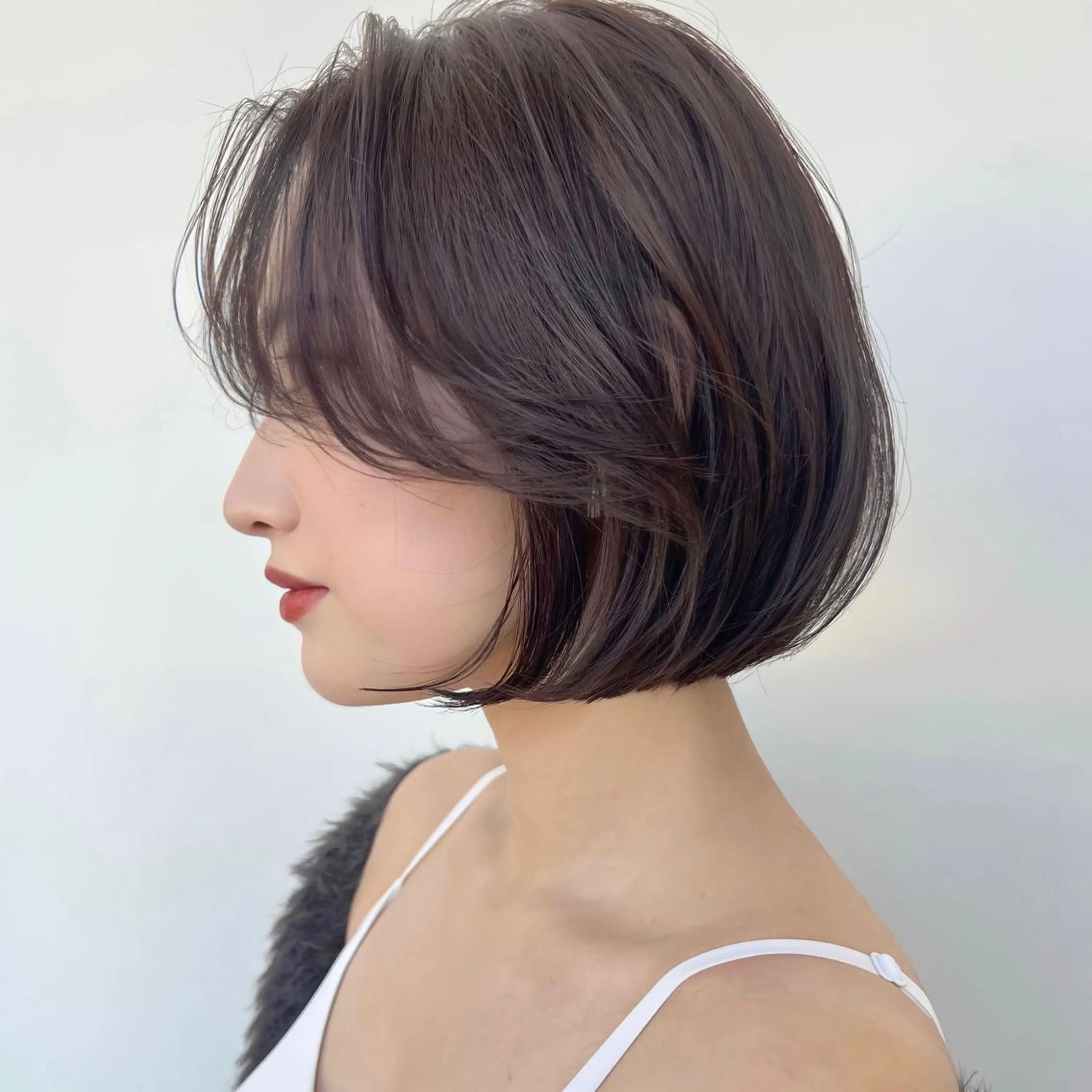 ショート カラー ベージュカラー グレージュ ボブ くびれヘア くせ毛 ヘアカラー トリートメント ニュアンスレイヤー ハイトーンカラーのヘアスタイル
