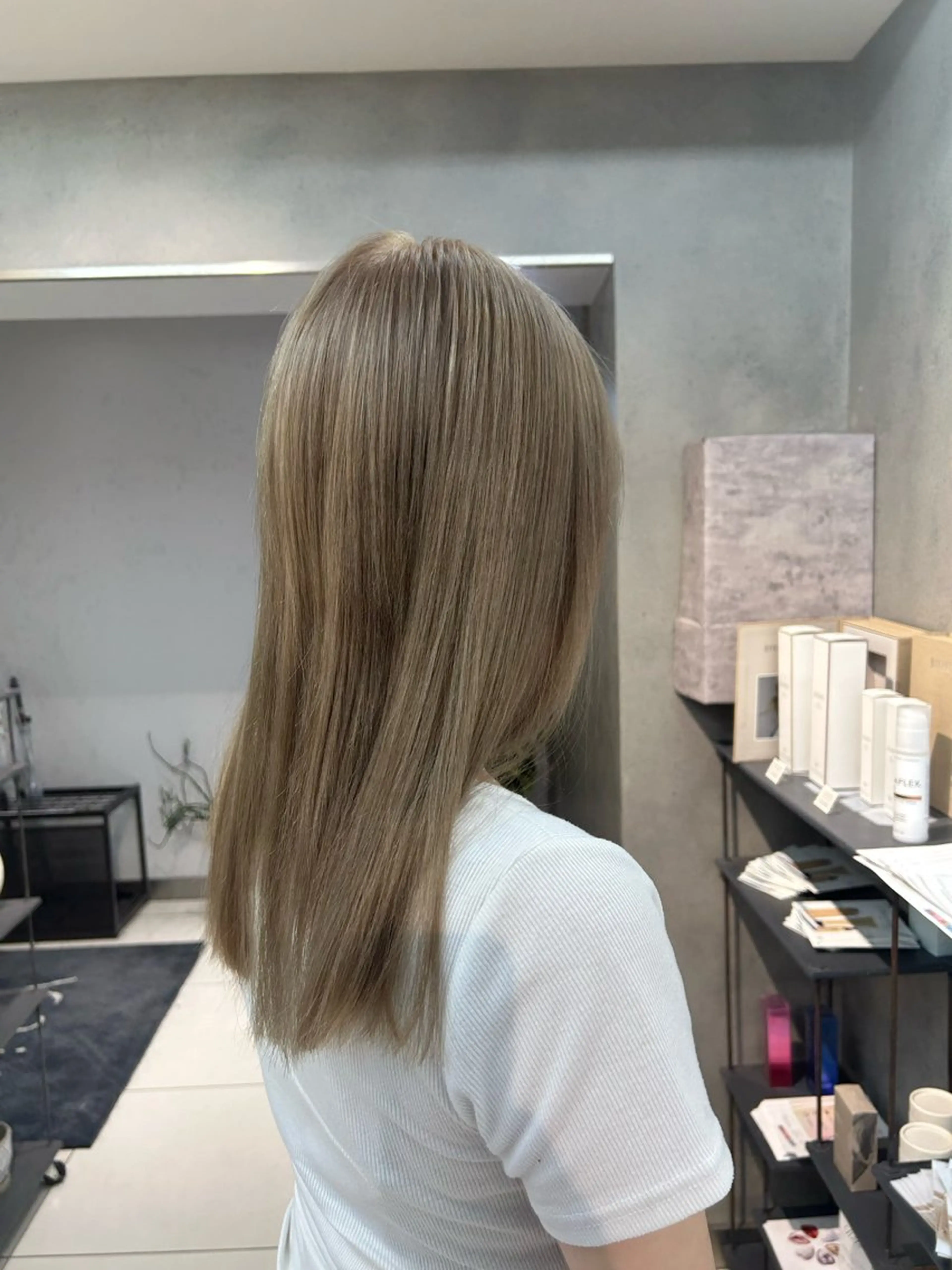 セミロング vain(ヴェイン)所属・レイヤー艶 カラー/kougaのヘアスタイル