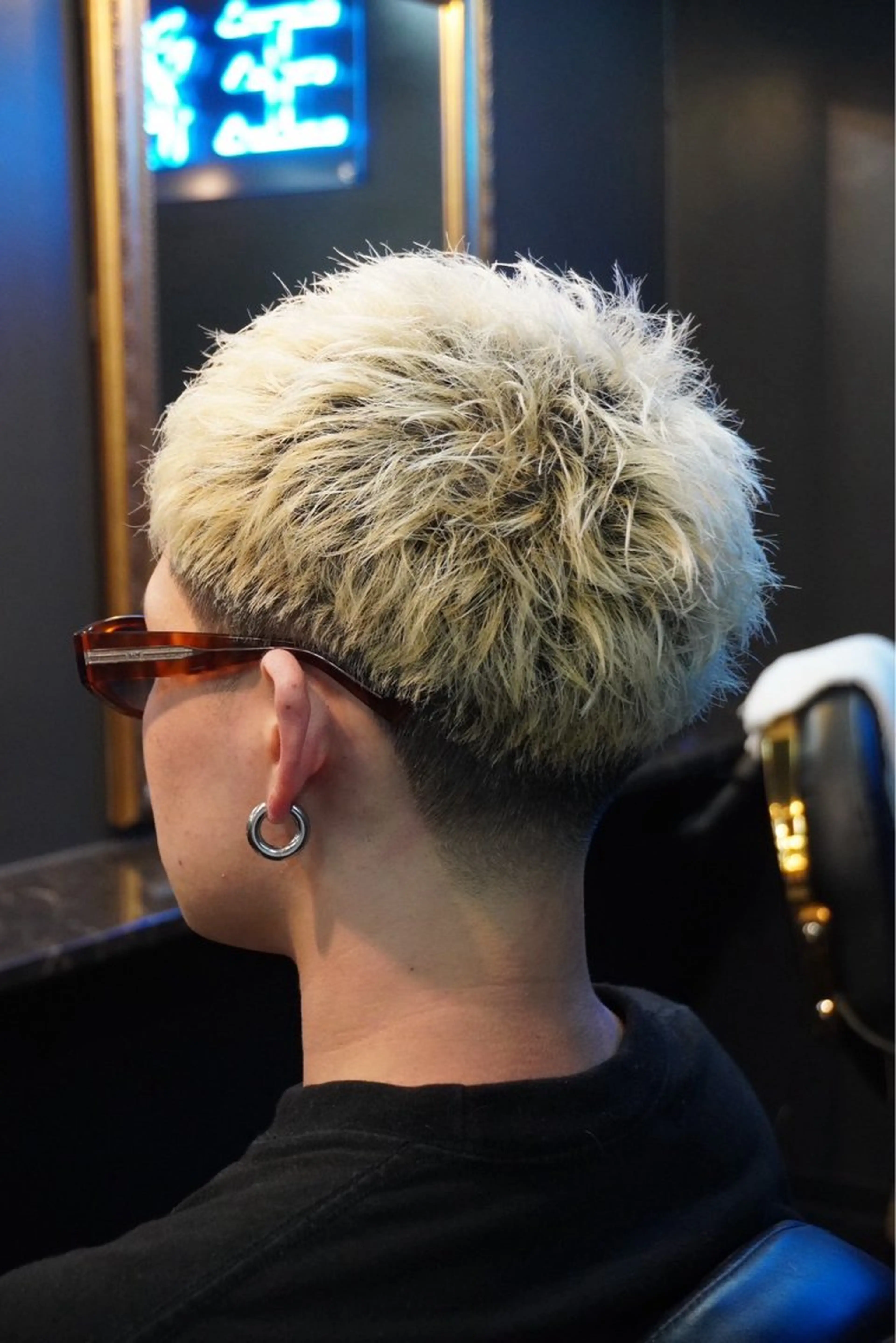 ショート メンズ メンズブリーチ フェードカット メンズパーマ スキンフェード スパイキーショート 名郷 偉織　フェードメンテのヘアスタイル