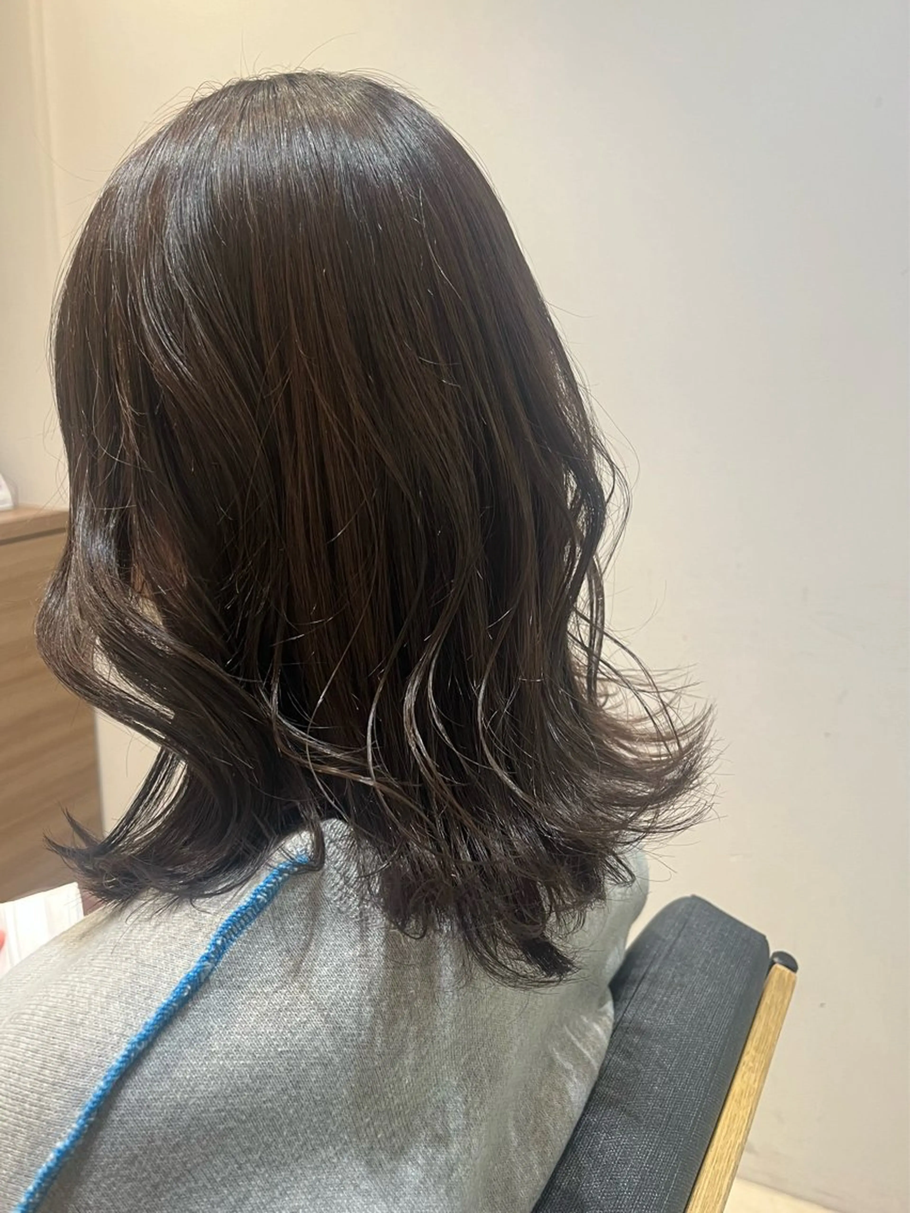 カラー アッシュ アッシュグレー アッシュグレージュ グレージュ AMELY　寺田 朱里のヘアスタイル