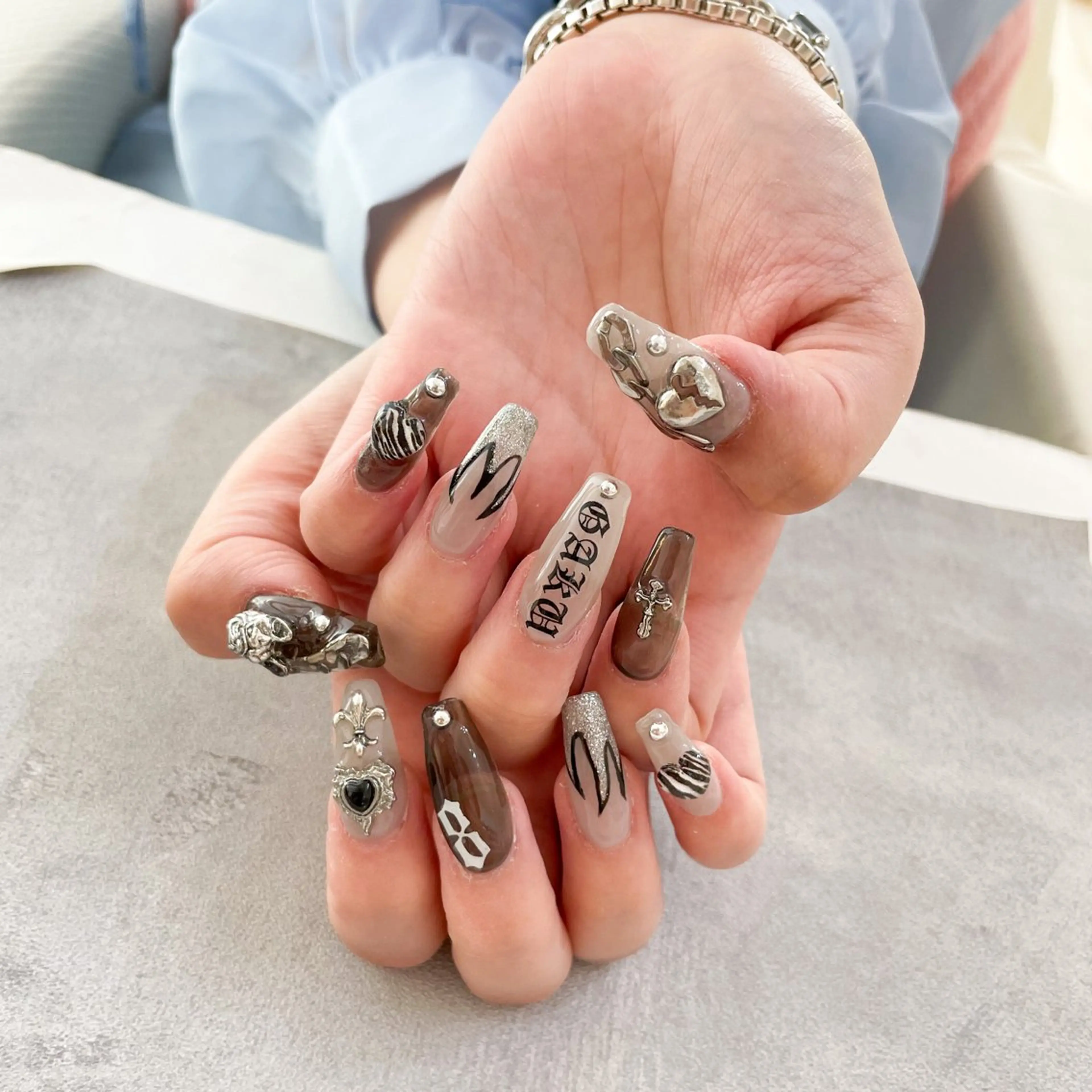 ネイル ハンドネイル ゴテゴテ💙ワンホン リオナのネイルデザイン