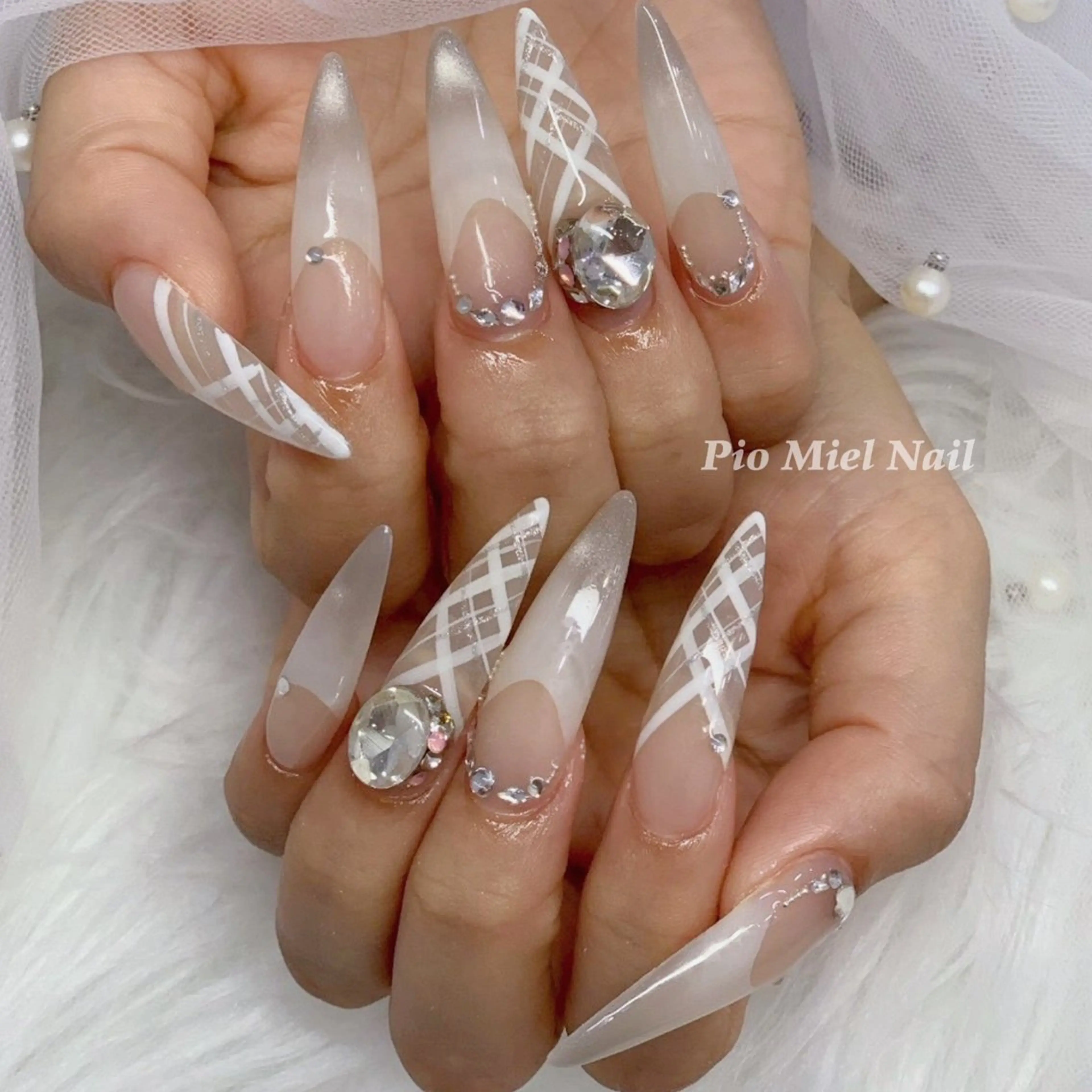 ネイル 韓国ネイル ロングネイル ワンカラーネイル シンプルネイル ホワイト ハンドネイル momo 長さだしのネイルデザイン