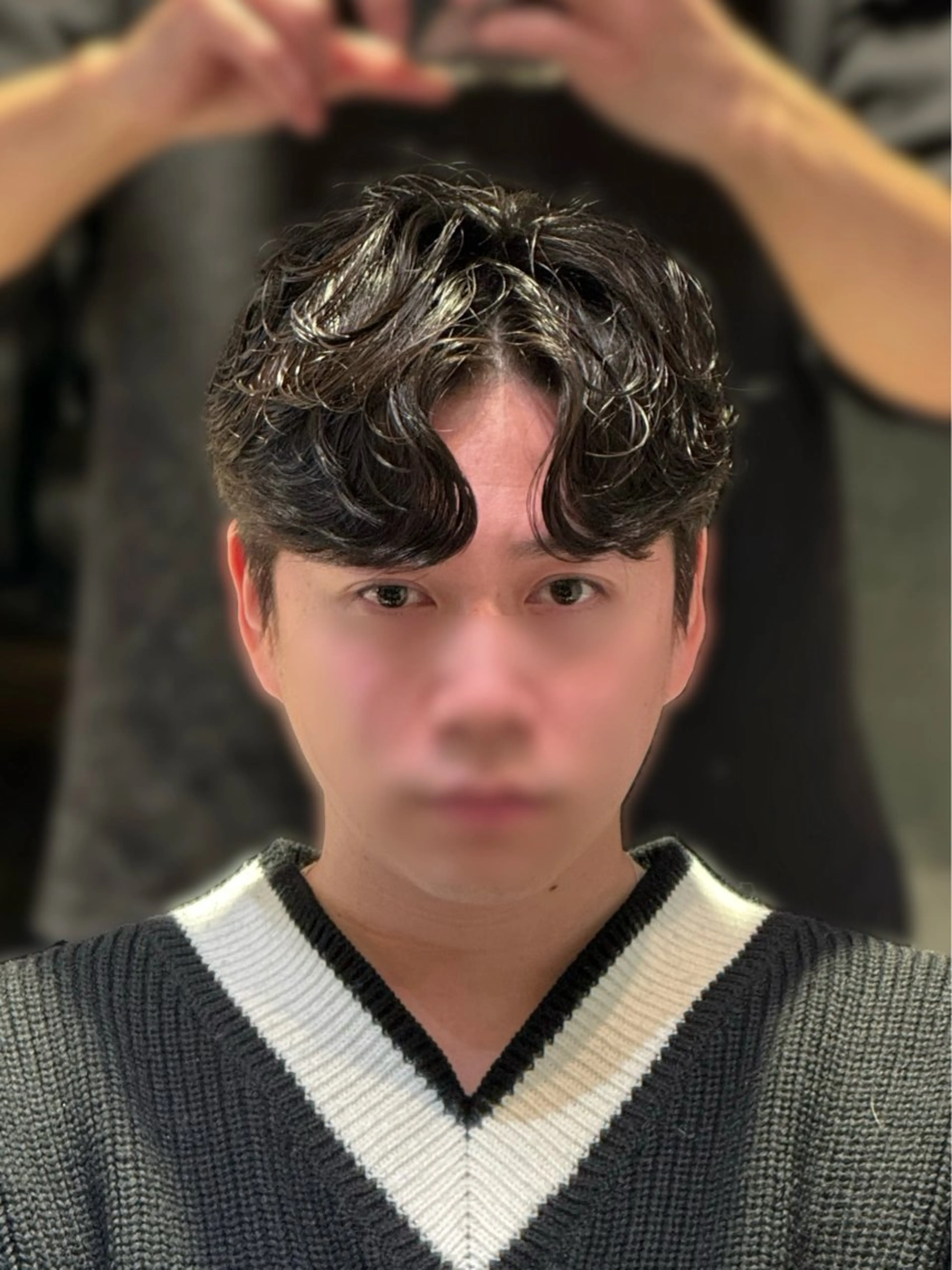 ショート パーマ メンズ センターパート コンマヘア ダウンパーマ カルマパーマ メンズ韓国風 YUKI🇰🇷 カルマ／ダウンパーマのヘアスタイル