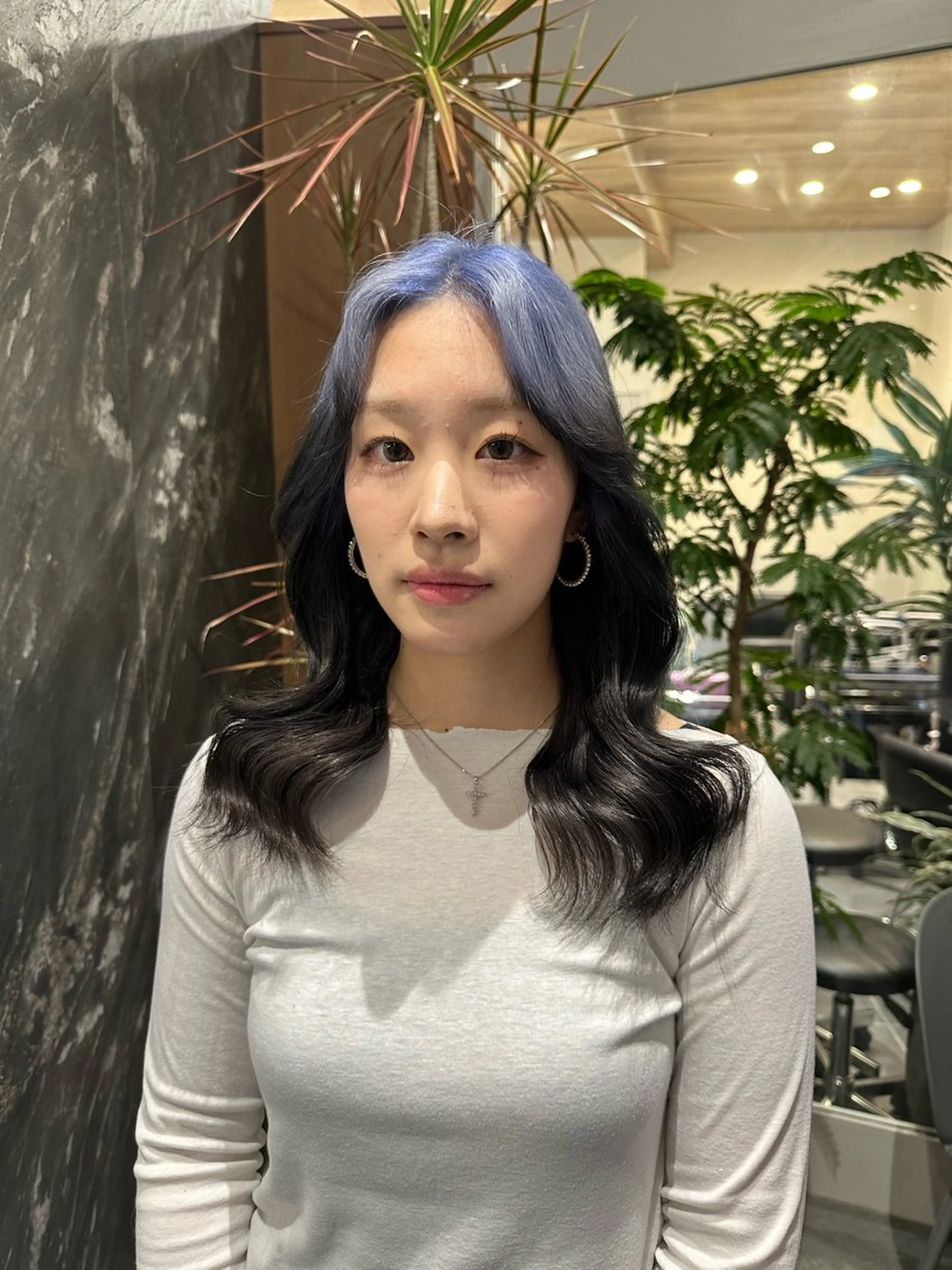セミロング カラー 黒髪 ブリーチ ブルーカラー ケアブリーチ ダブルカラー ヘアカラー トリートメント salowin原宿iori所属・💋ハイトーンデザイ ンヘア💋A'nyuのヘアスタイル