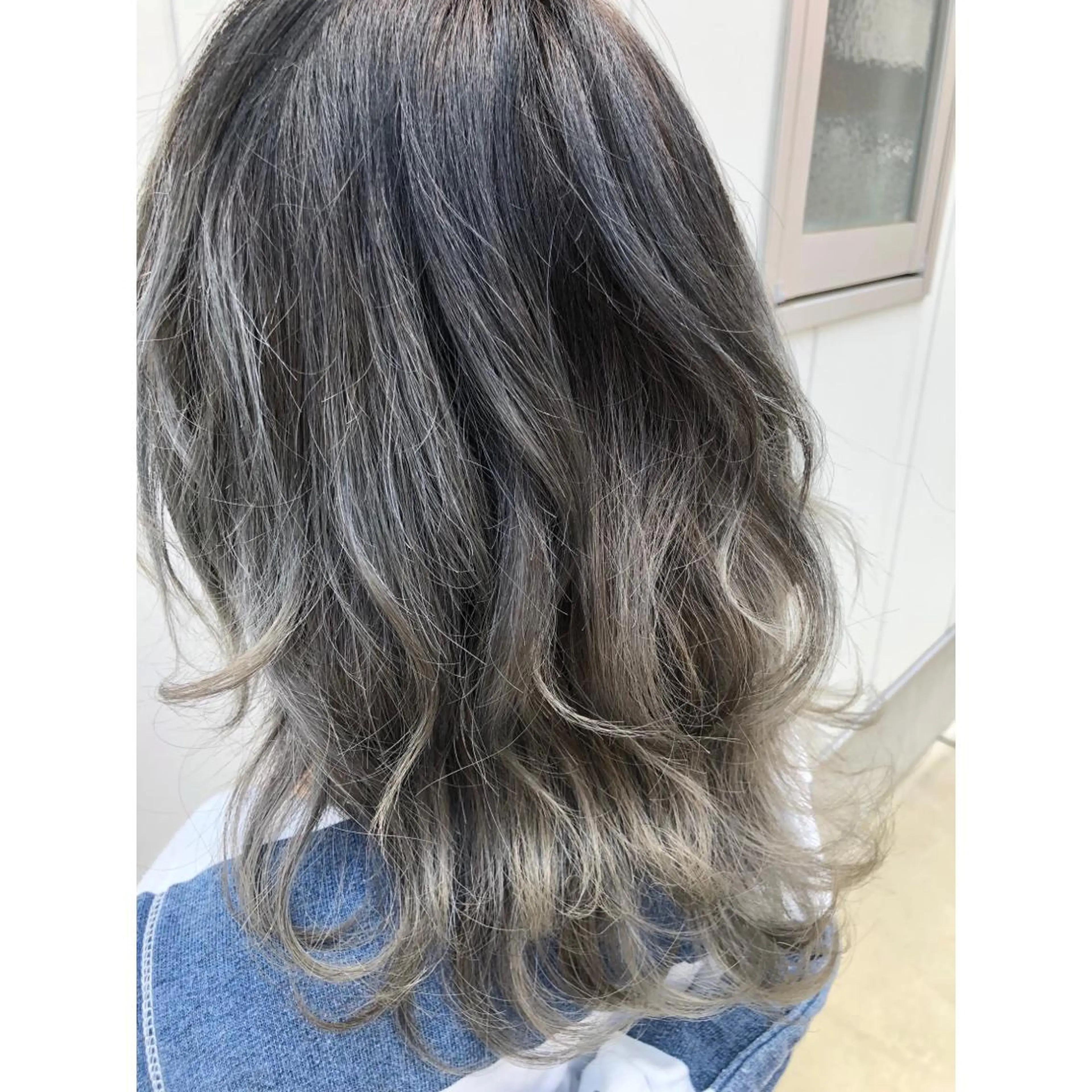 ミディアム カラー アッシュ シルバー シルバーアッシュ パーソナルカラー診断 できます　木曽　主博のヘアスタイル
