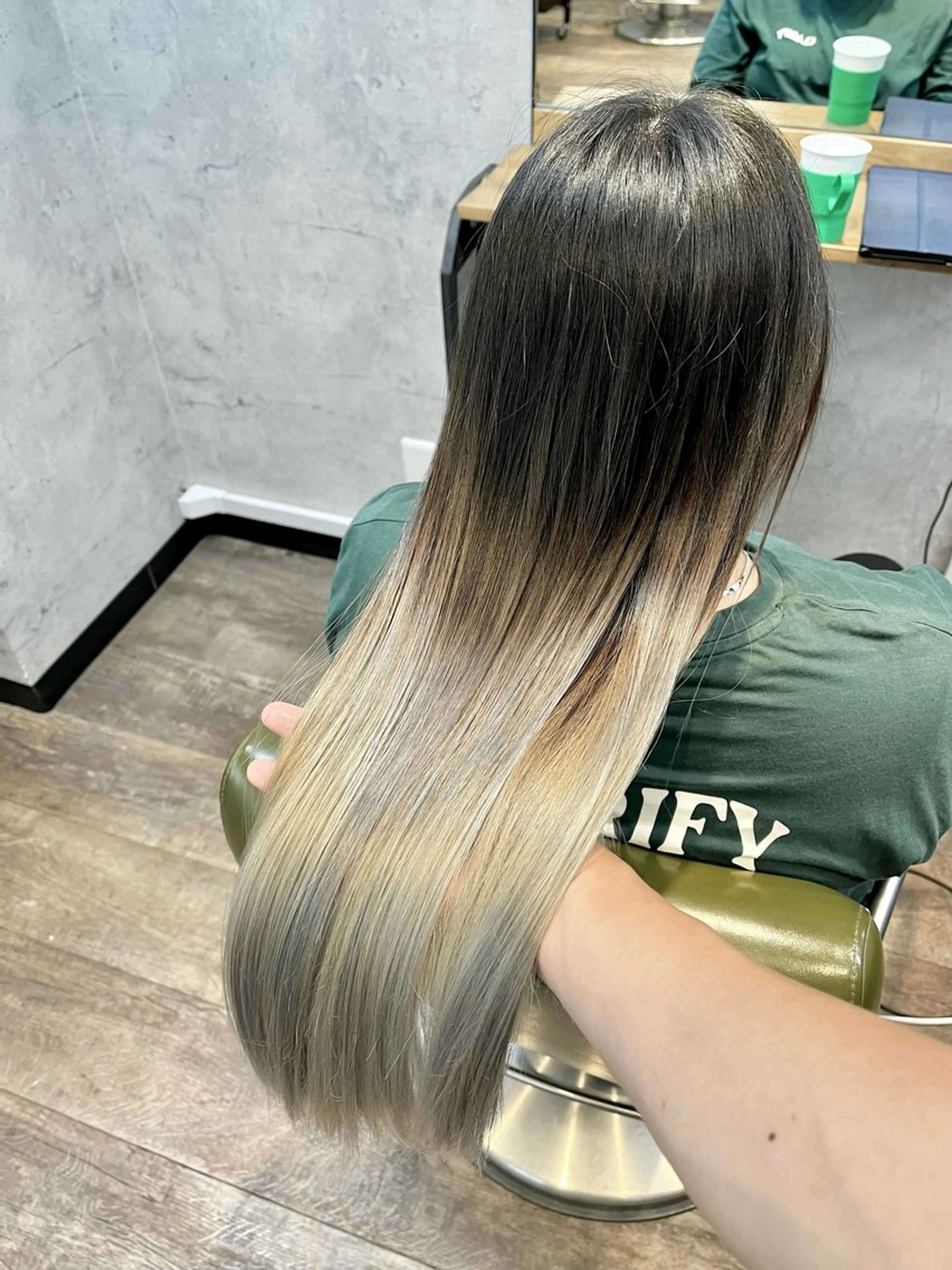 ロング カラー グラデーションカラー シルバー ホワイトシルバー トリートメント 松井 敬太郎のヘアスタイル