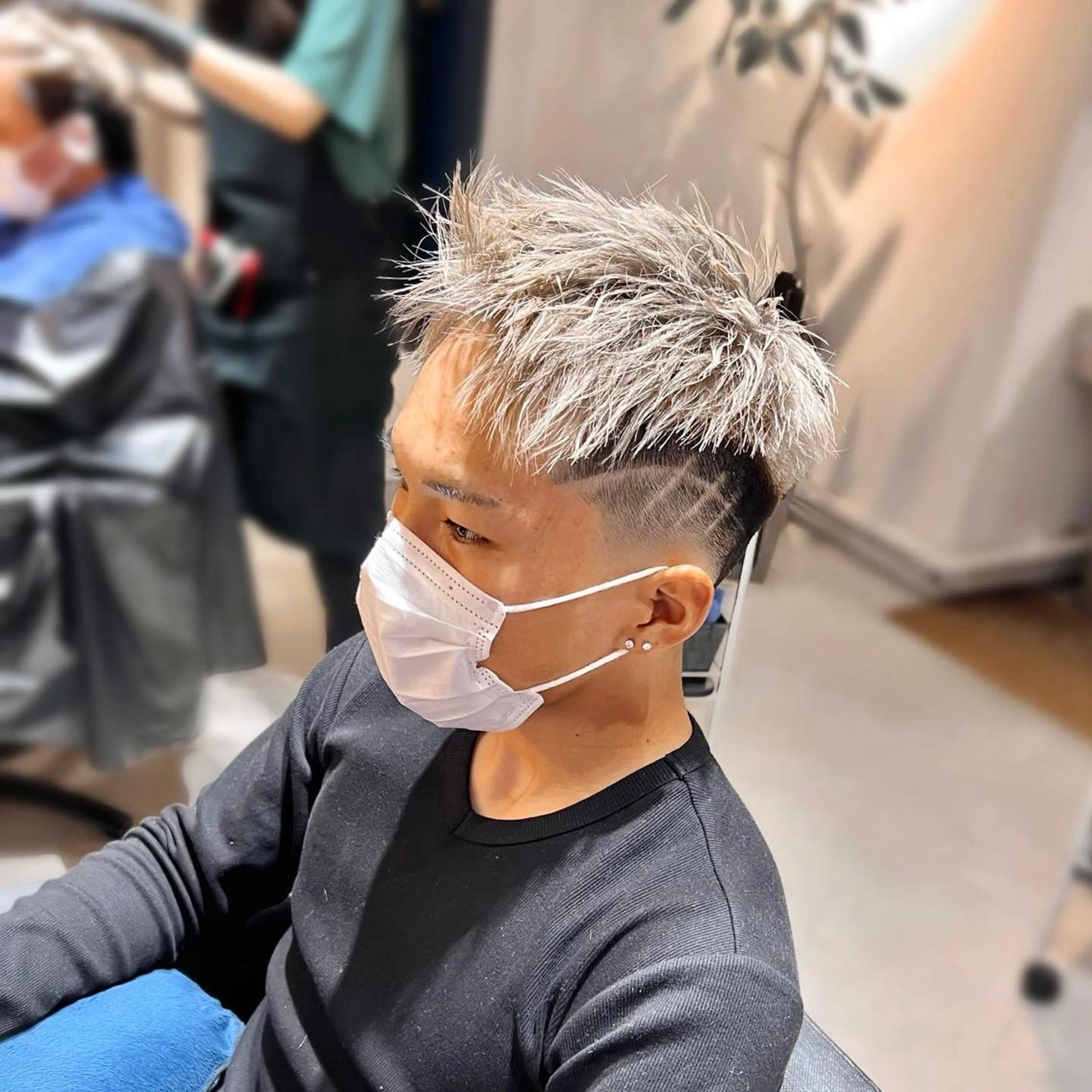 カラー メンズ フェードカット スキンフェード ベージュカラー ホワイトベージュ カット ヘアカラー トリートメント メンズ専門　井藤 雅也のヘアスタイル