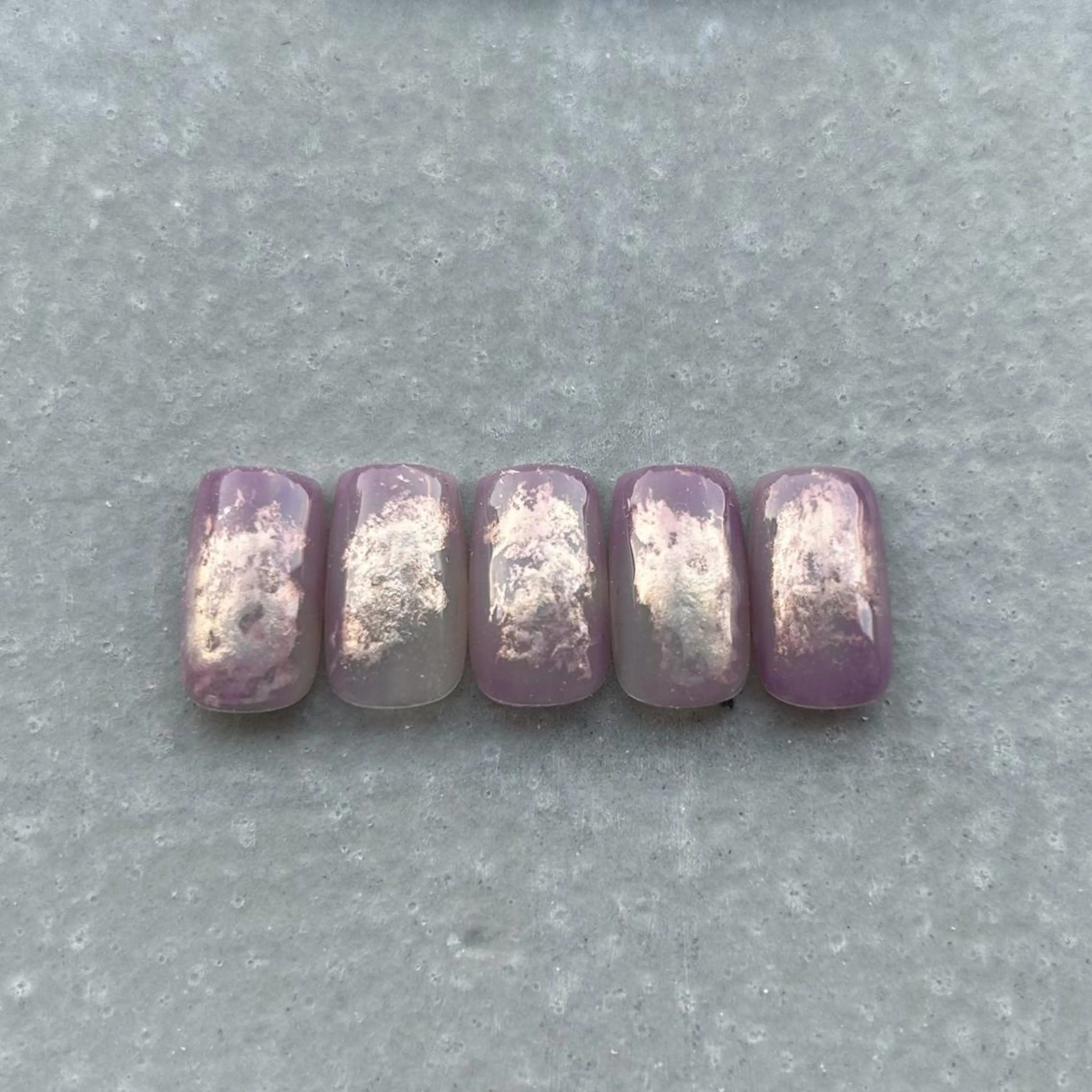 ネイル オーロラネイル カジュアル 氷ネイル・うるうるネイル ニュアンスネイル オフィスネイル ハンドネイル ハンドケア lyly.nail所属・lylynail YUUKAのネイルデザイン