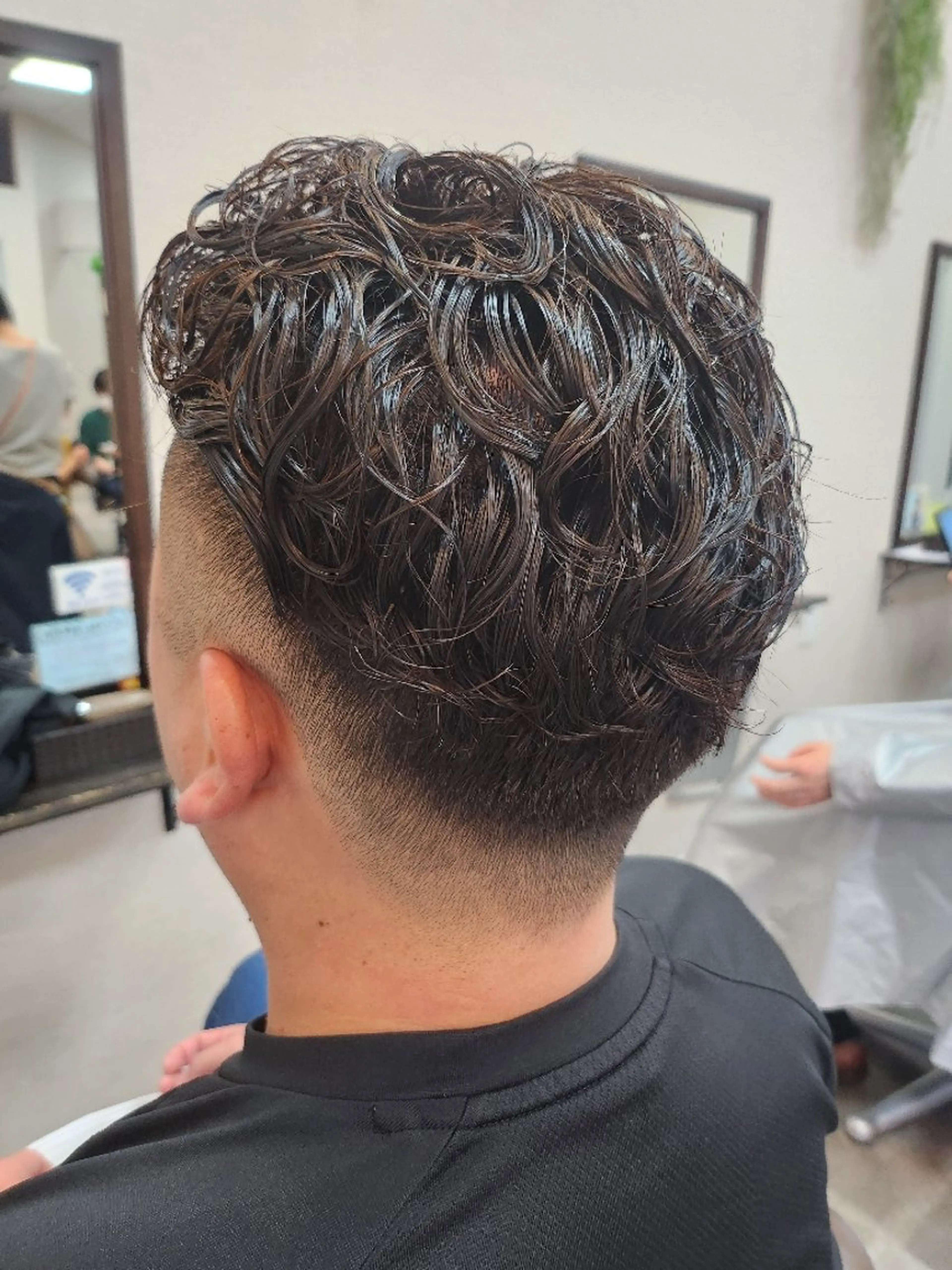 ショート パーマ メンズ メンズハイライト メンズインナーカラー メンズパーマ ハイライト 髪質改善 カット ヘアカラー パーマ 石川 ジェウンのヘアスタイル