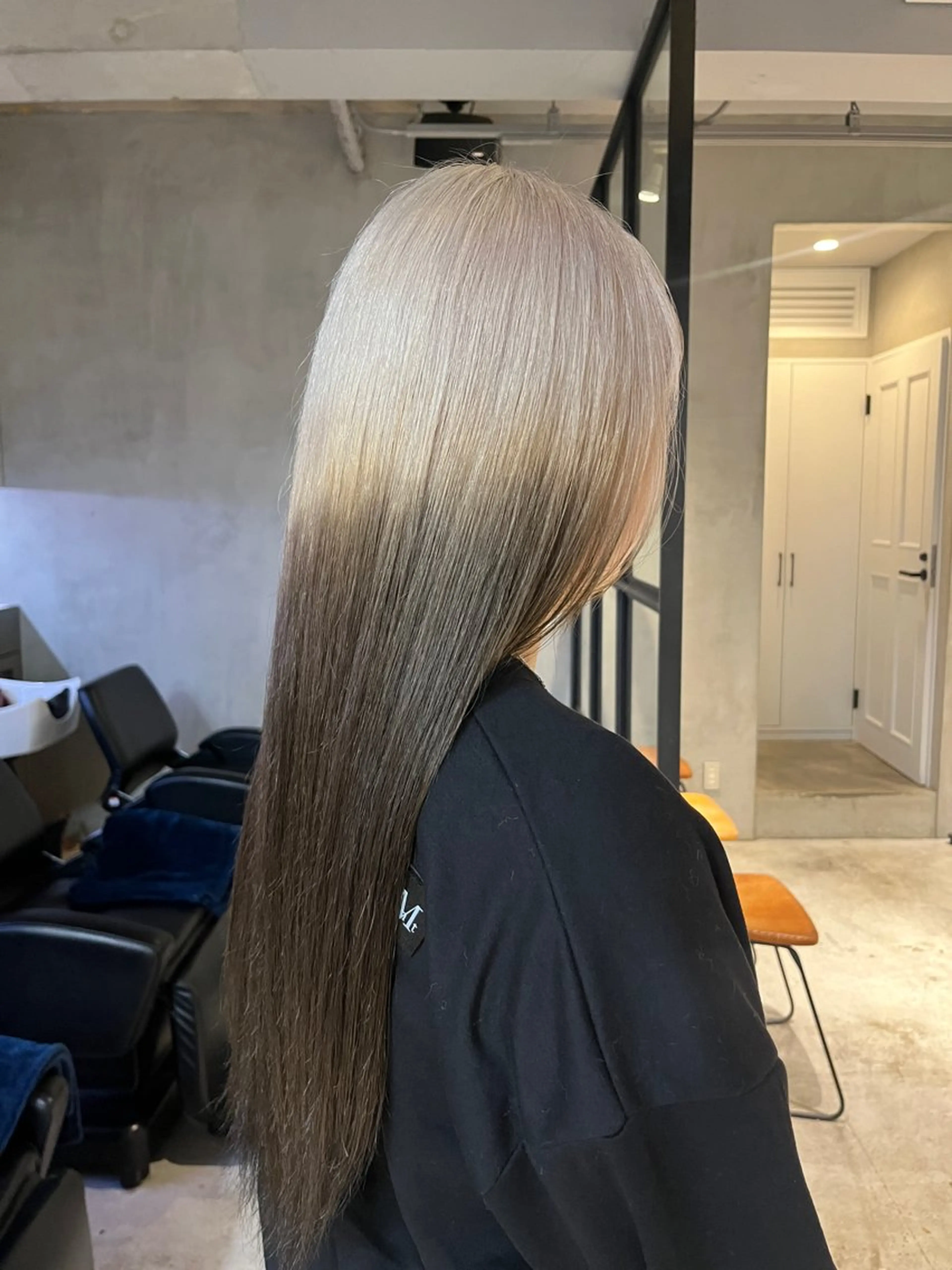 ロング カラー ベージュカラー ダークグレー ツートーンカラー ホワイトベージュ ヘアカラー elima 調布所属・ちせ/ 透明感カラー /調布˚ 🦢₊✧のヘアスタイル