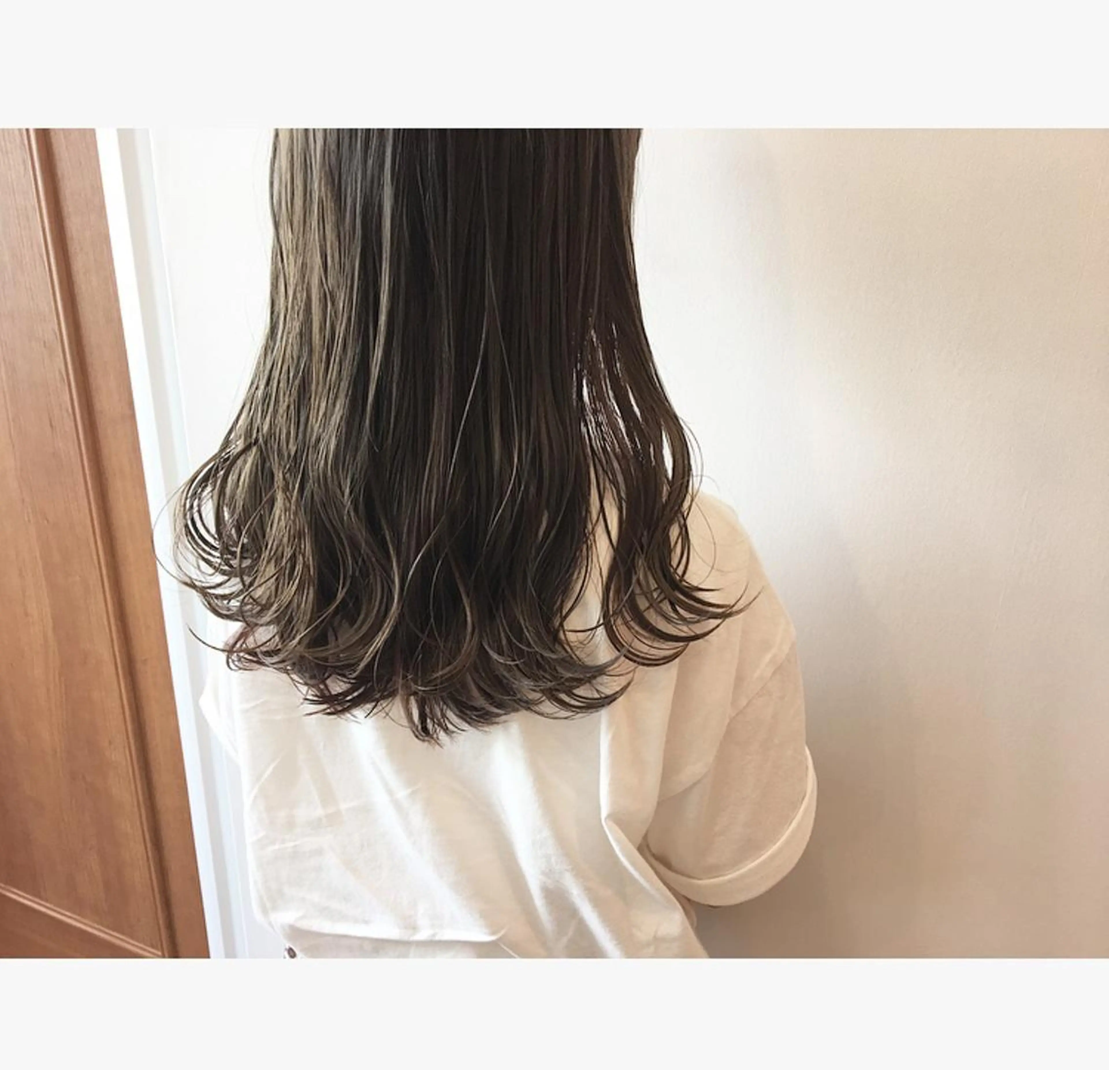 セミロング カラー アッシュ ベージュカラー 透明感カラー 鈴木 翔梧のヘアスタイル