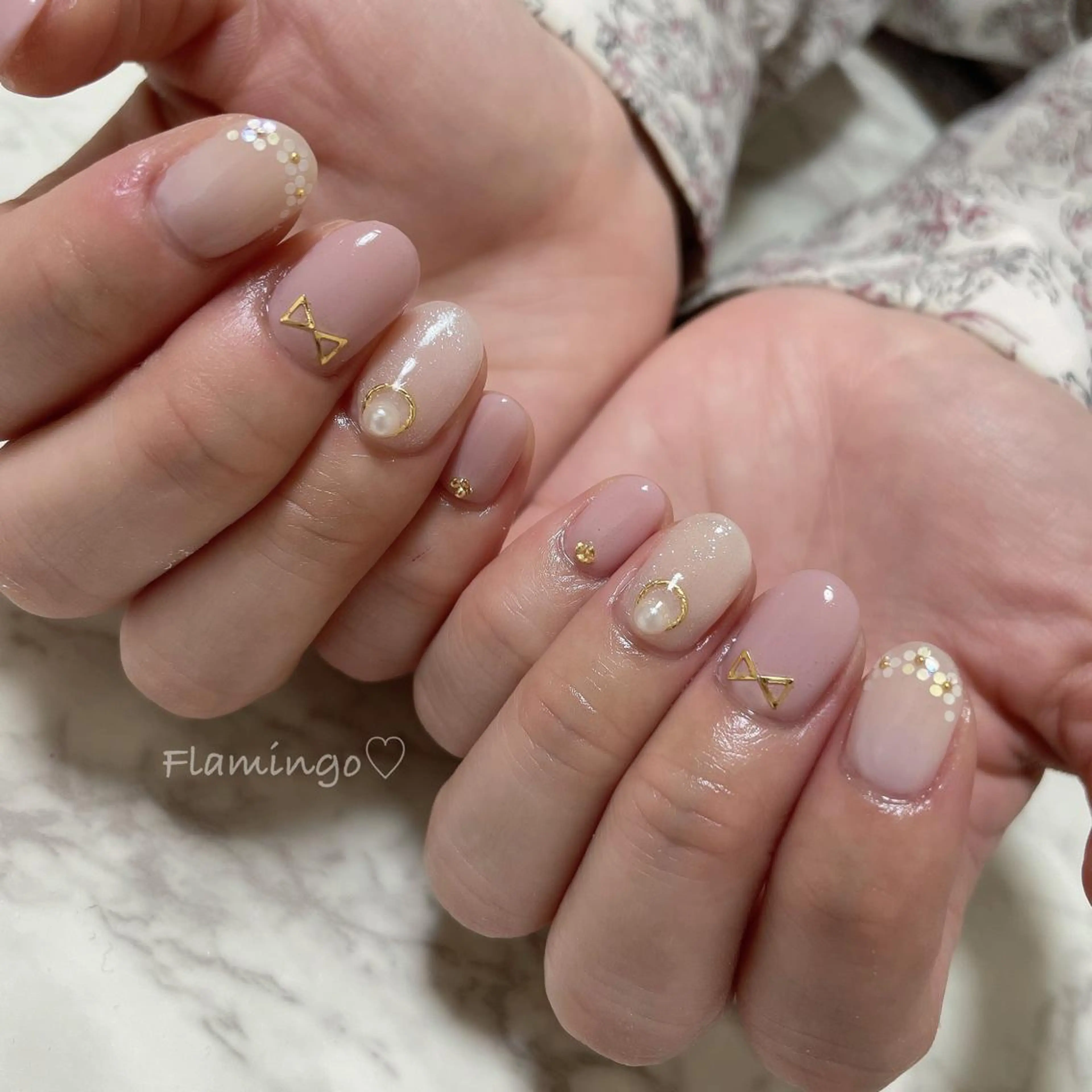 ネイル ジェルネイル キラキラネイル ラメ(グリッター) オフィスネイル ピンク シンプル／上品／爪育 ☺︎Flamingoのネイルデザイン