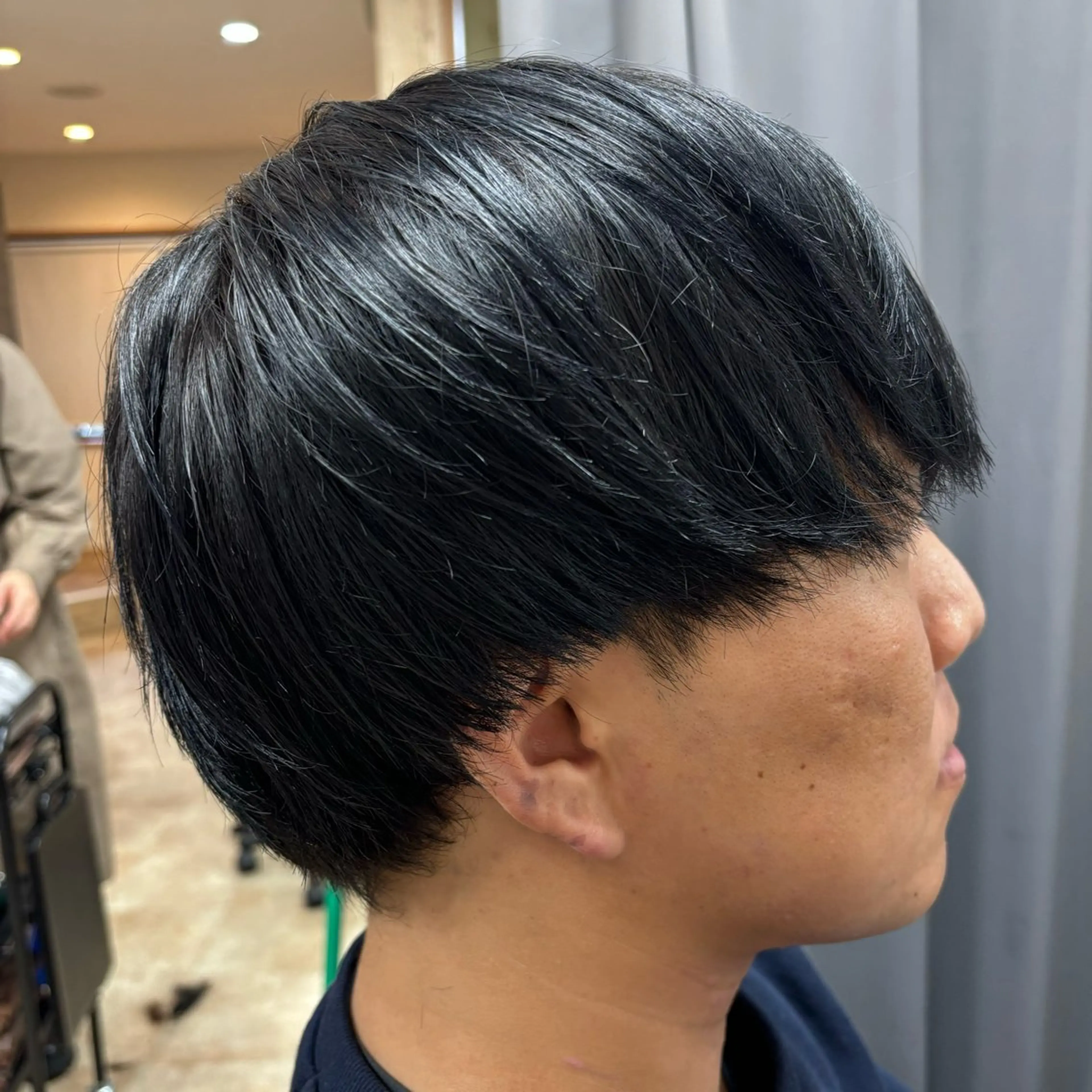 ミディアム カラー メンズ メンズブリーチ メンズハイライト 黒髪 ブリーチ ブルーカラー 竹内 滉太のヘアスタイル