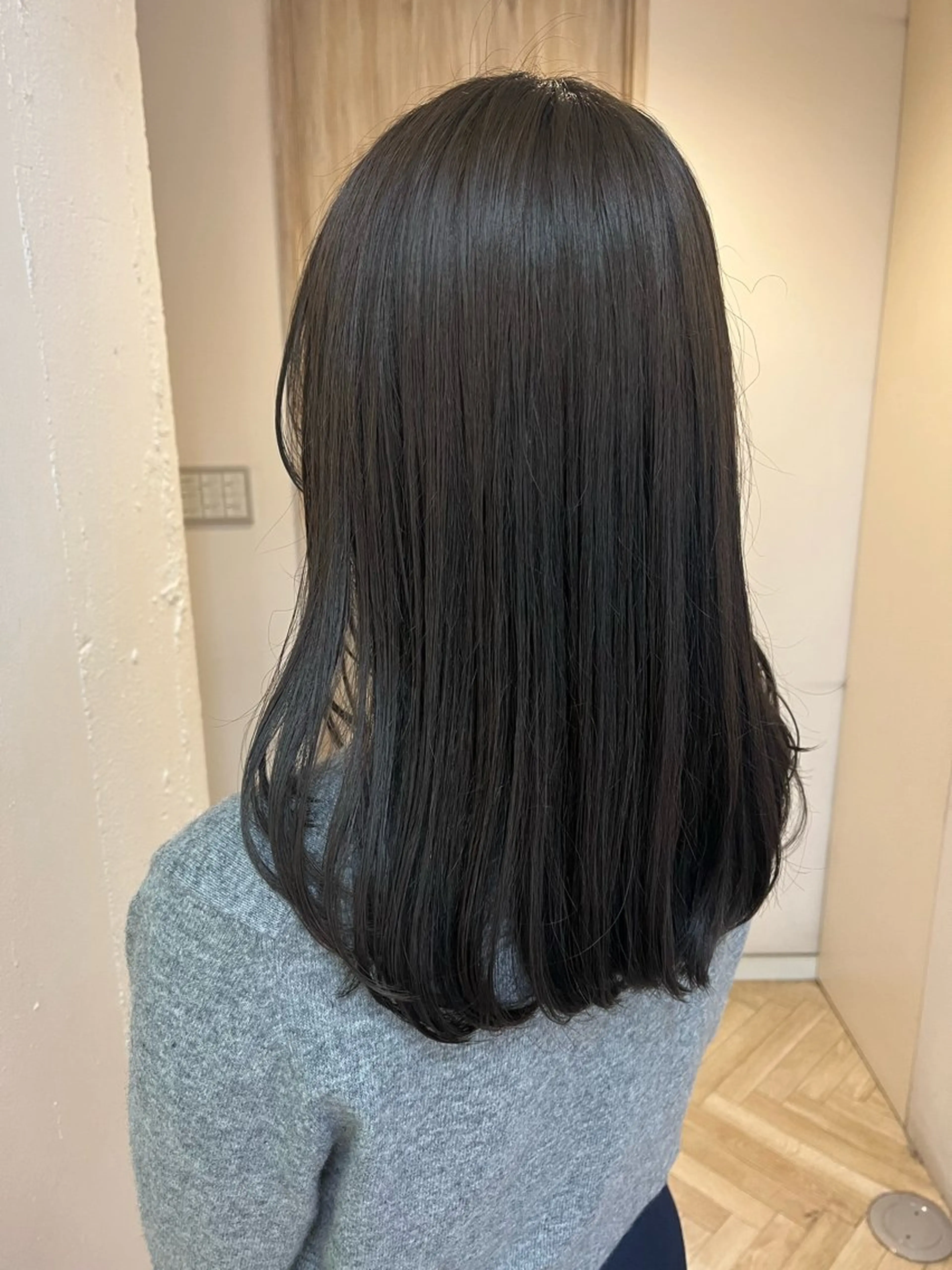 ミディアム カラー ベージュカラー ブリーチ ブリーチなしカラー オリーブベージュ レイヤーカット カット ヘアカラー トリートメント ボブ／ストレート／ ベージュカラーのヘアスタイル
