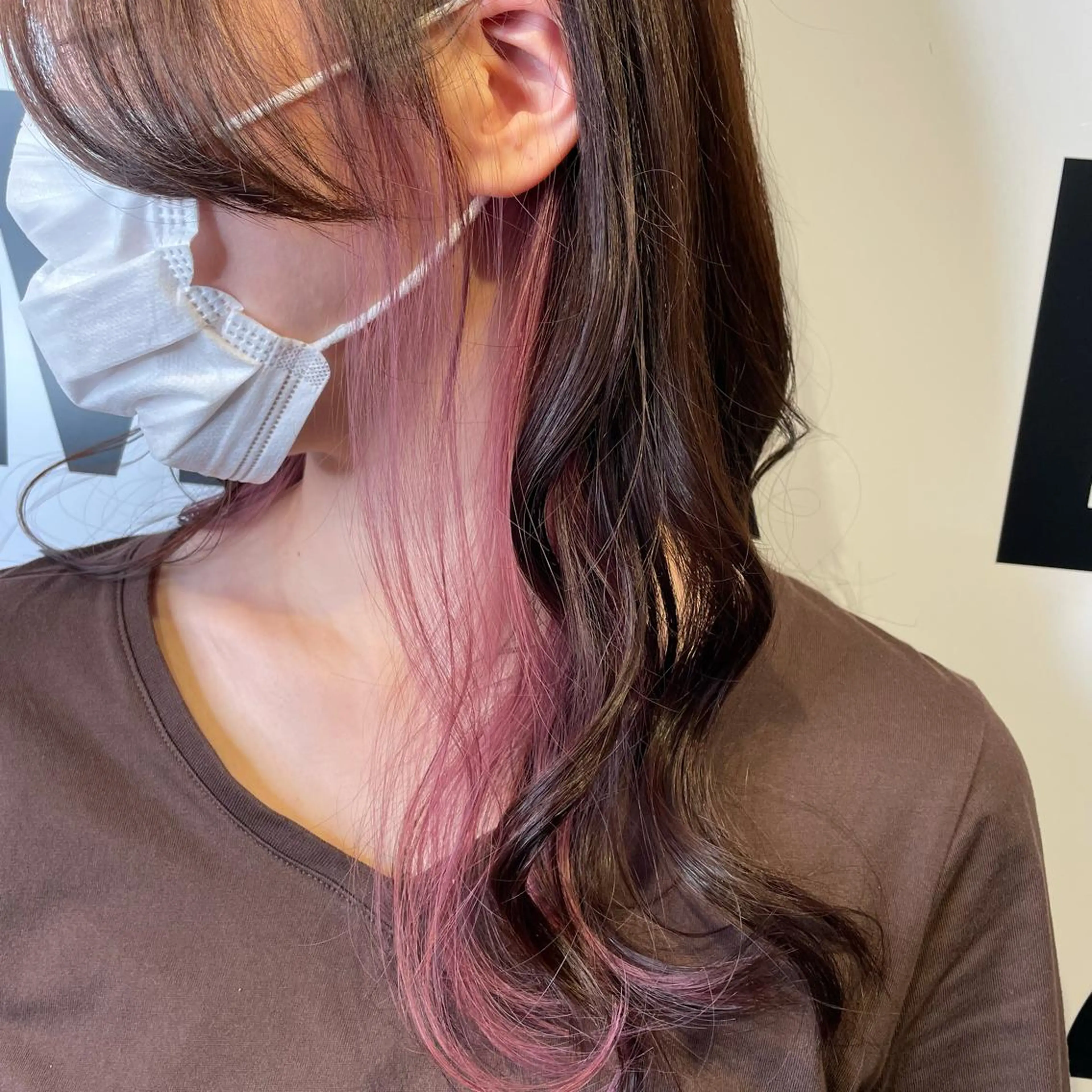 セミロング カラー イヤリングカラー インナーカラー ピンクカラー バイオレットカラー カット haconeco【ハコネコ】所属・小川 舜人のヘアスタイル