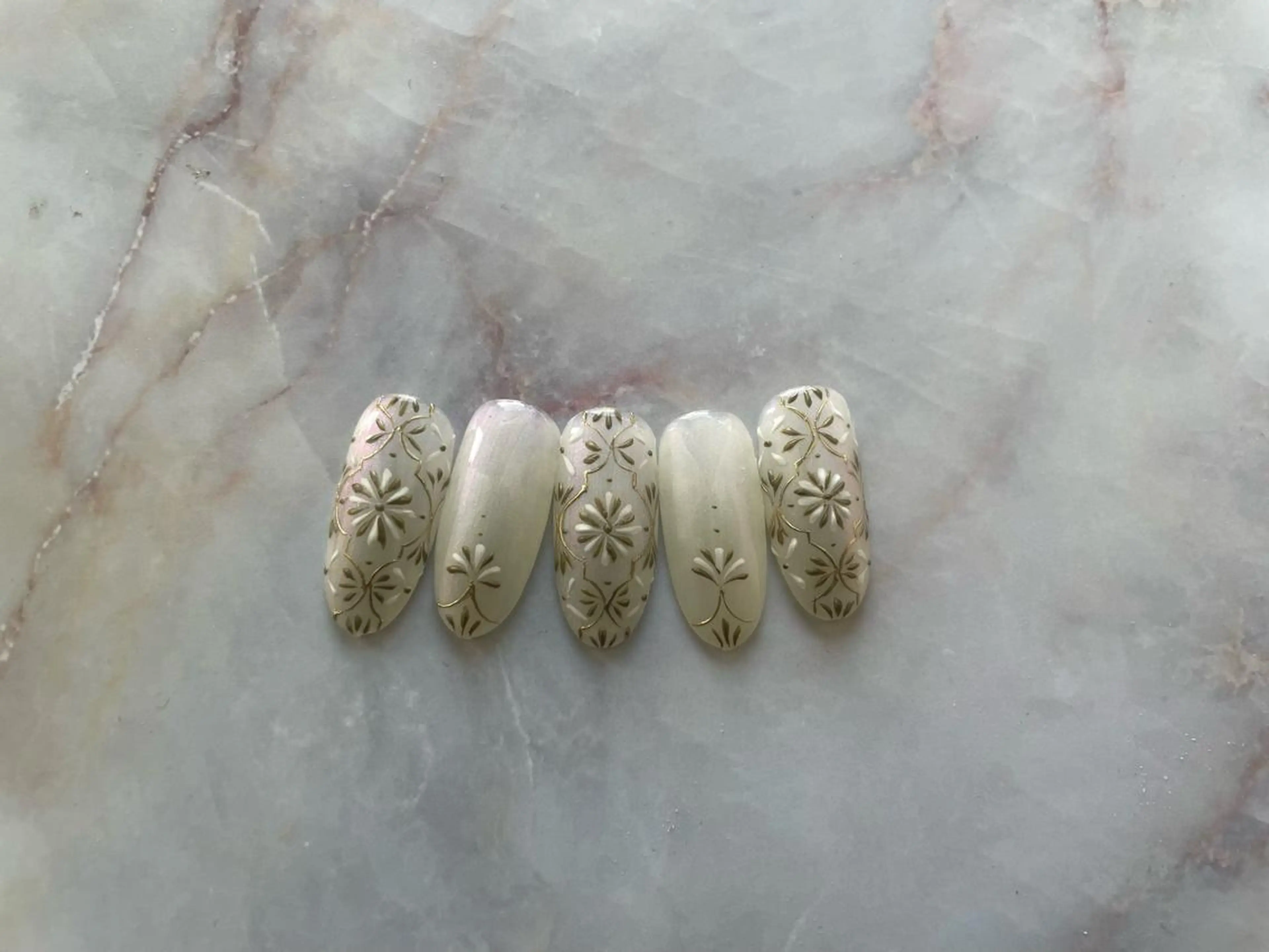 ミディアム ネイル アートネイル ミラーネイル M. KOTOMIのネイルデザイン