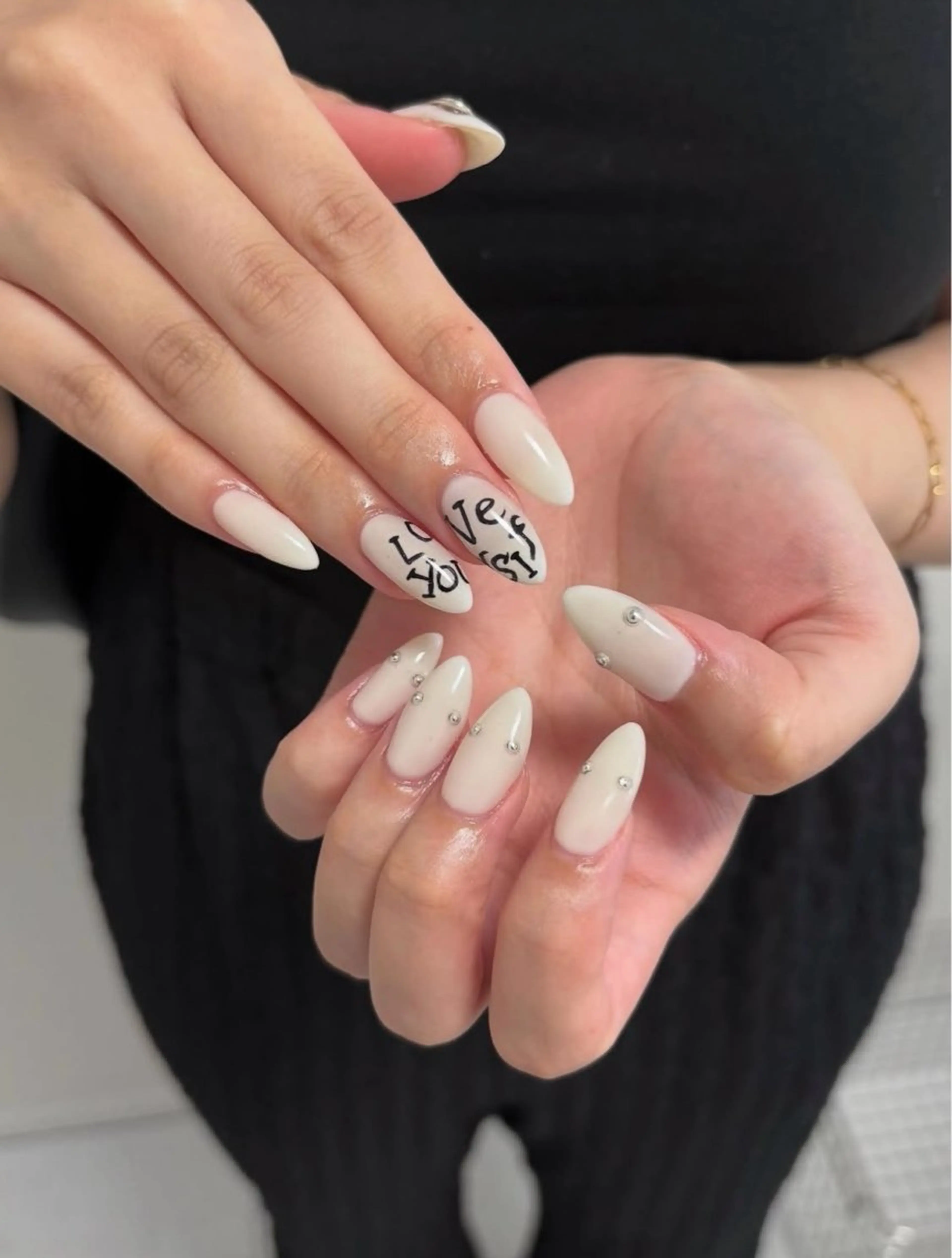 ネイル フレンチネイル グラデーション 韓国ネイル マグネットネイル シンプルネイル ハンドネイル CoMo Nail Studio所属・CoMo Nailのネイルデザイン