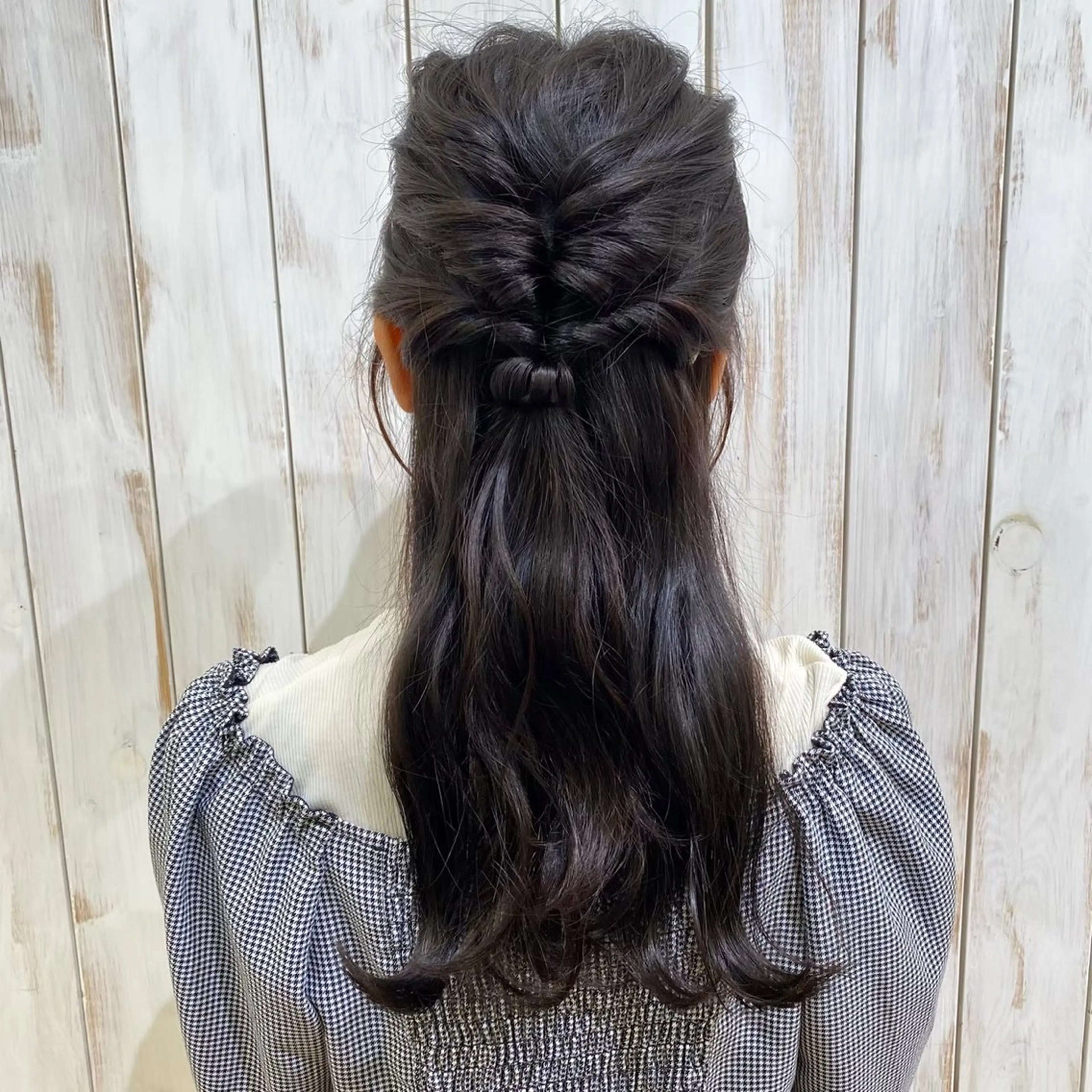 セミロング ヘアアレンジ Aono'Ba/LOVERS所属・野崎 桃実のヘアスタイル