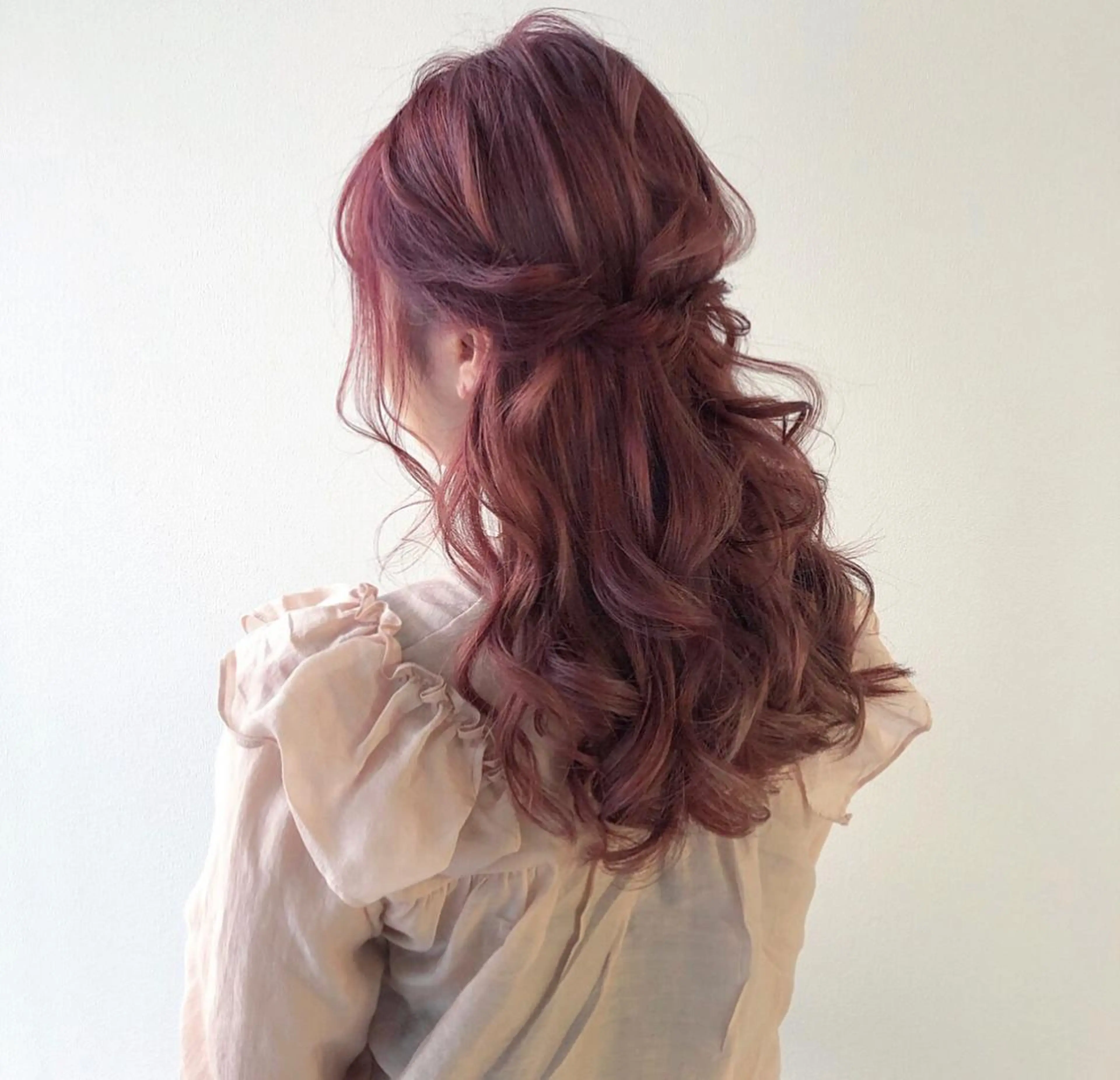 ロング カラー ヘアアレンジ ハーフアップ ピンクカラー ヘアカラー トリートメント autre所属・大久保 ひでなりのヘアスタイル