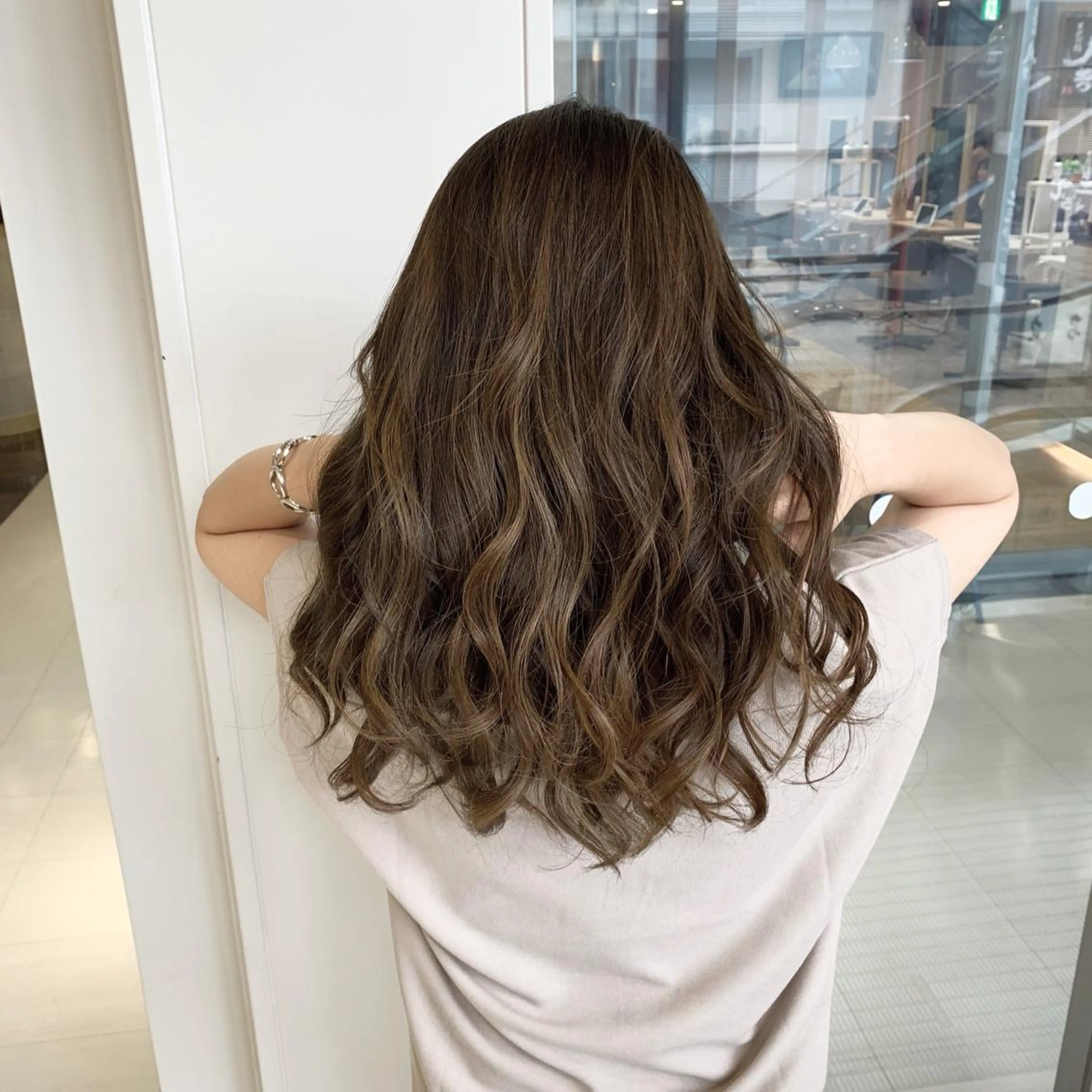 ロング カラー ヘアアレンジ グレージュ ハイライトカラー ハイライト ヘアカラー TATSUYA アートディレクターのヘアスタイル