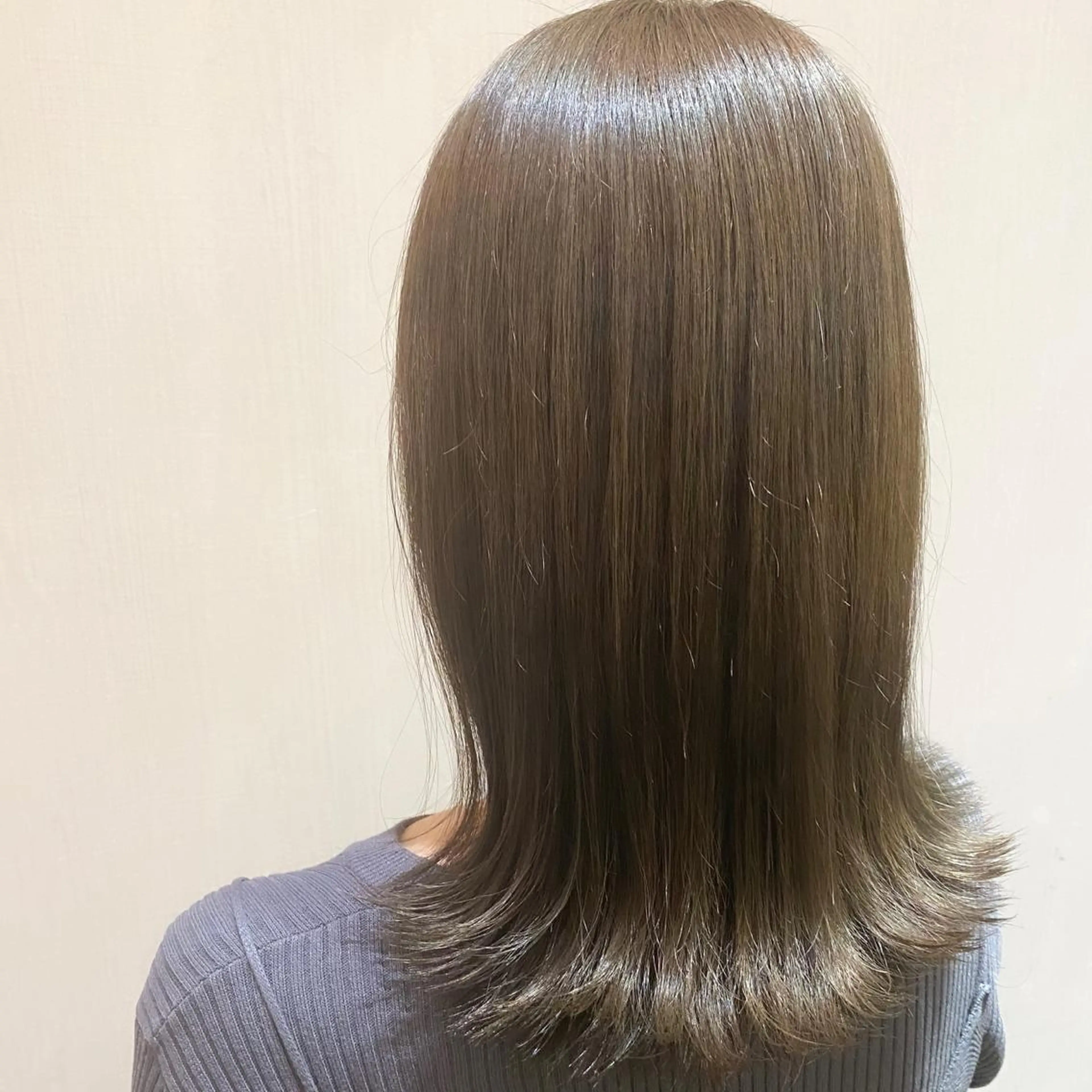 ミディアム ブリーチなしカラー/ 顔周りレイヤーカットのヘアスタイル