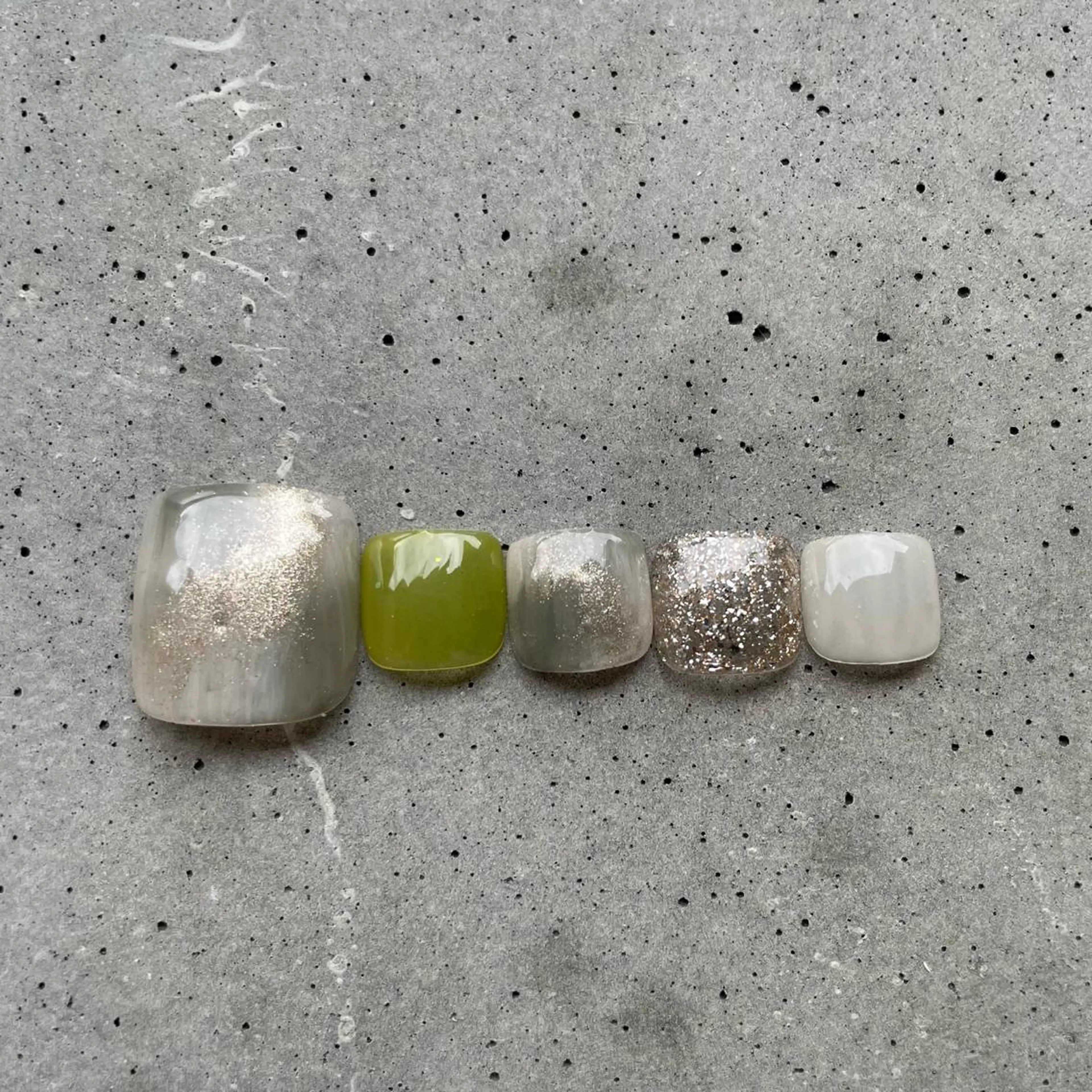 ネイル カジュアル 氷ネイル・うるうるネイル キラキラネイル ニュアンスネイル オフィスネイル フットネイル lyly.nail所属・lylynail YUUKAのネイルデザイン