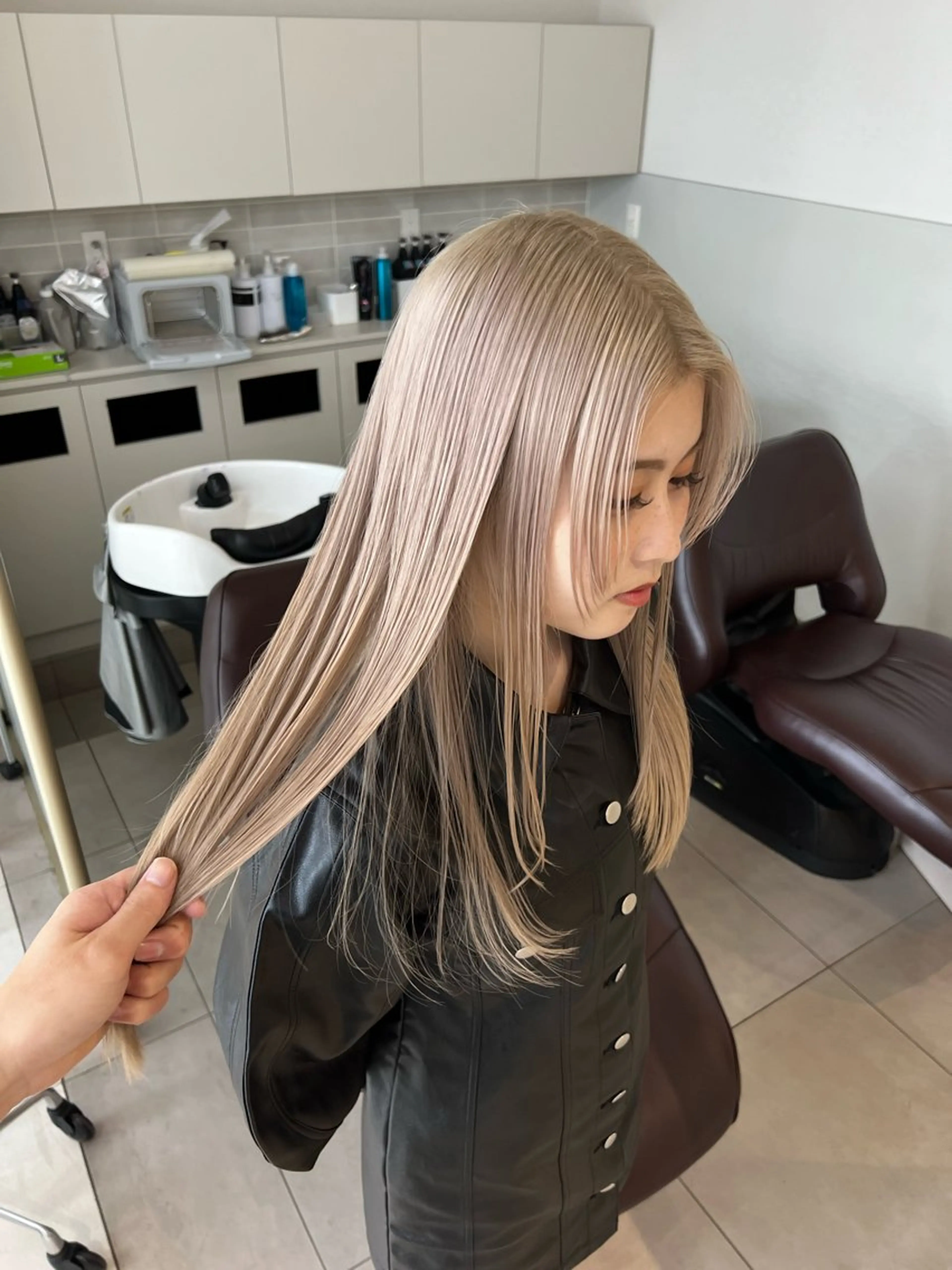セミロング カラー アッシュ アッシュブラウン ブリーチ ブラウンカラー ケアブリーチ ヘアカラー トリートメント ヘアセット レイヤー専門家 ダブルカラー修のヘアスタイル