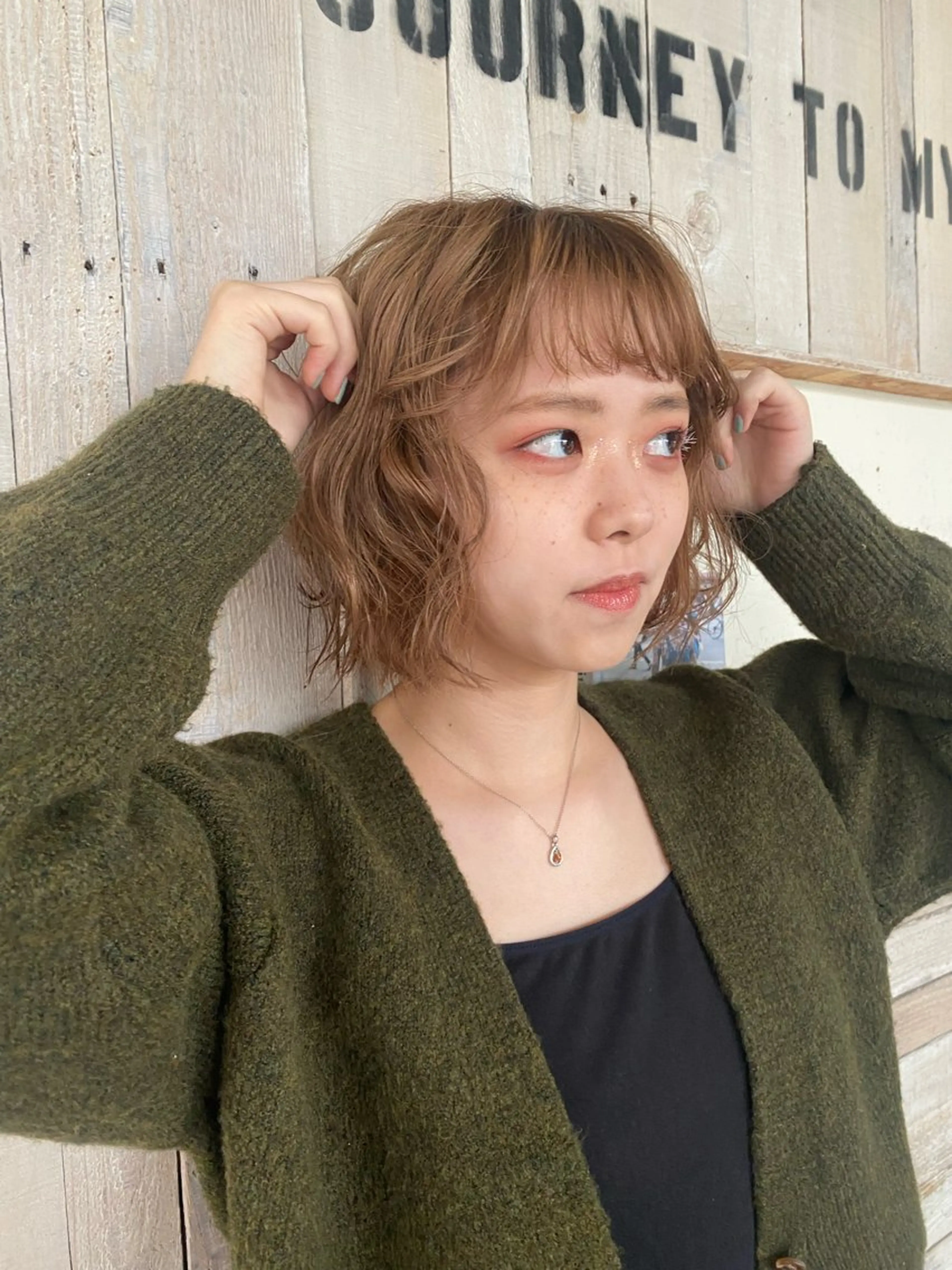 ショート カラー NORA Journey所属・ブリーチカラー/ブロ ンドレイヤーカットのヘアスタイル