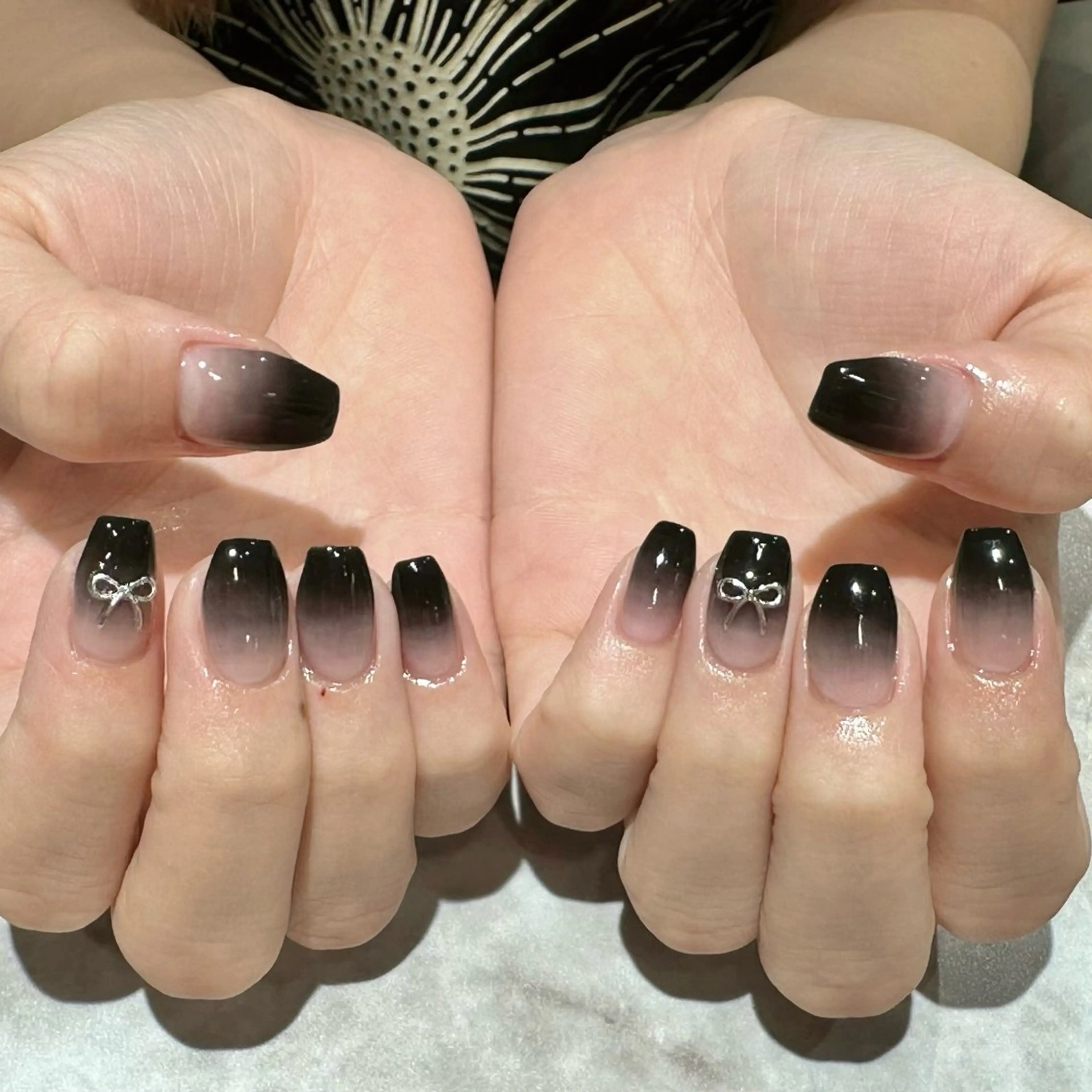 ネイル グラデーション リボン シルバー erinca nail所属・圦本 有紀のネイルデザイン