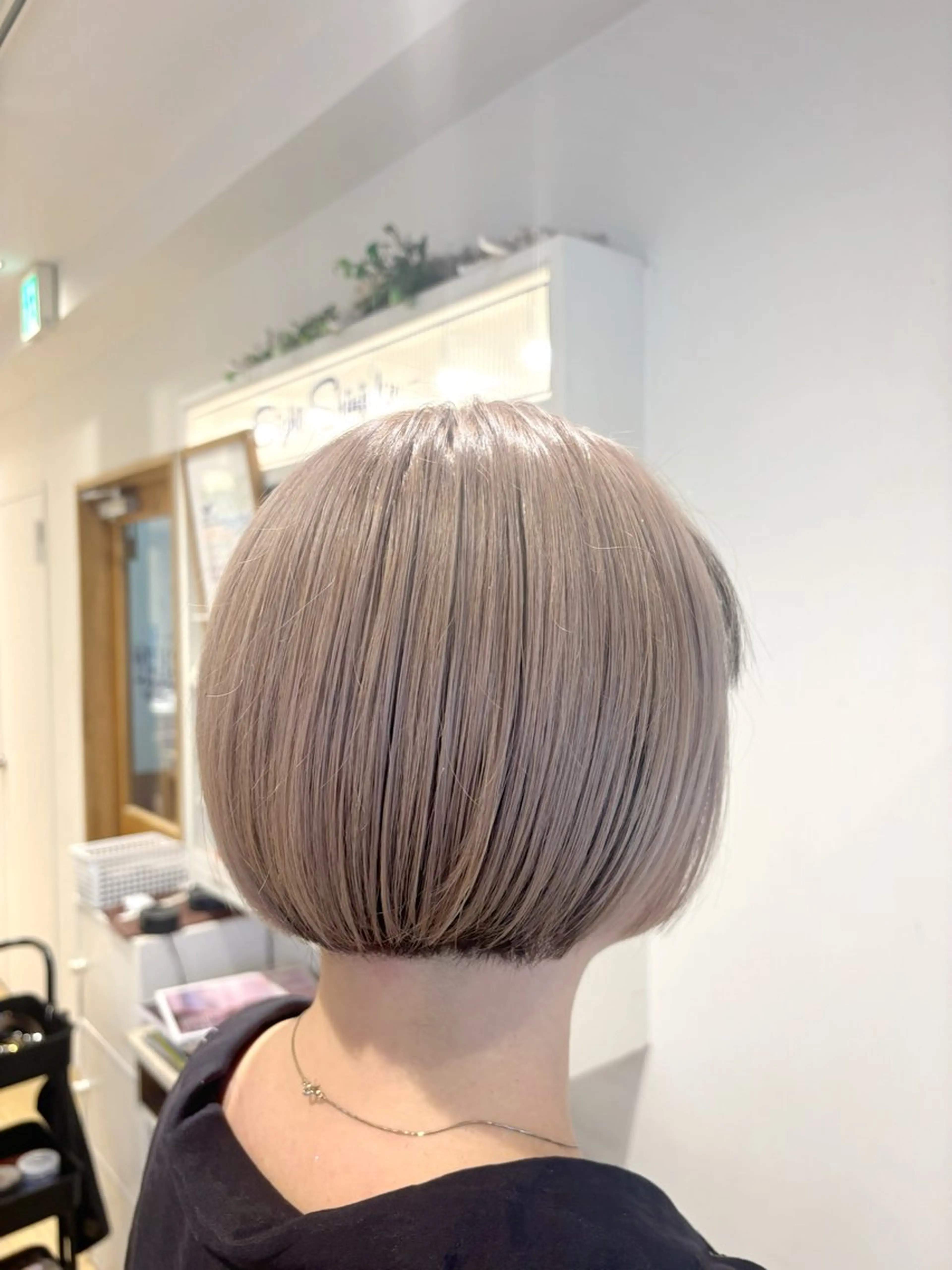 ショート カラー ベージュカラー ハイトーンカラー ヘアカラー トリートメント ハイトーンカラー新井 彩斗EIGHT新宿のヘアスタイル