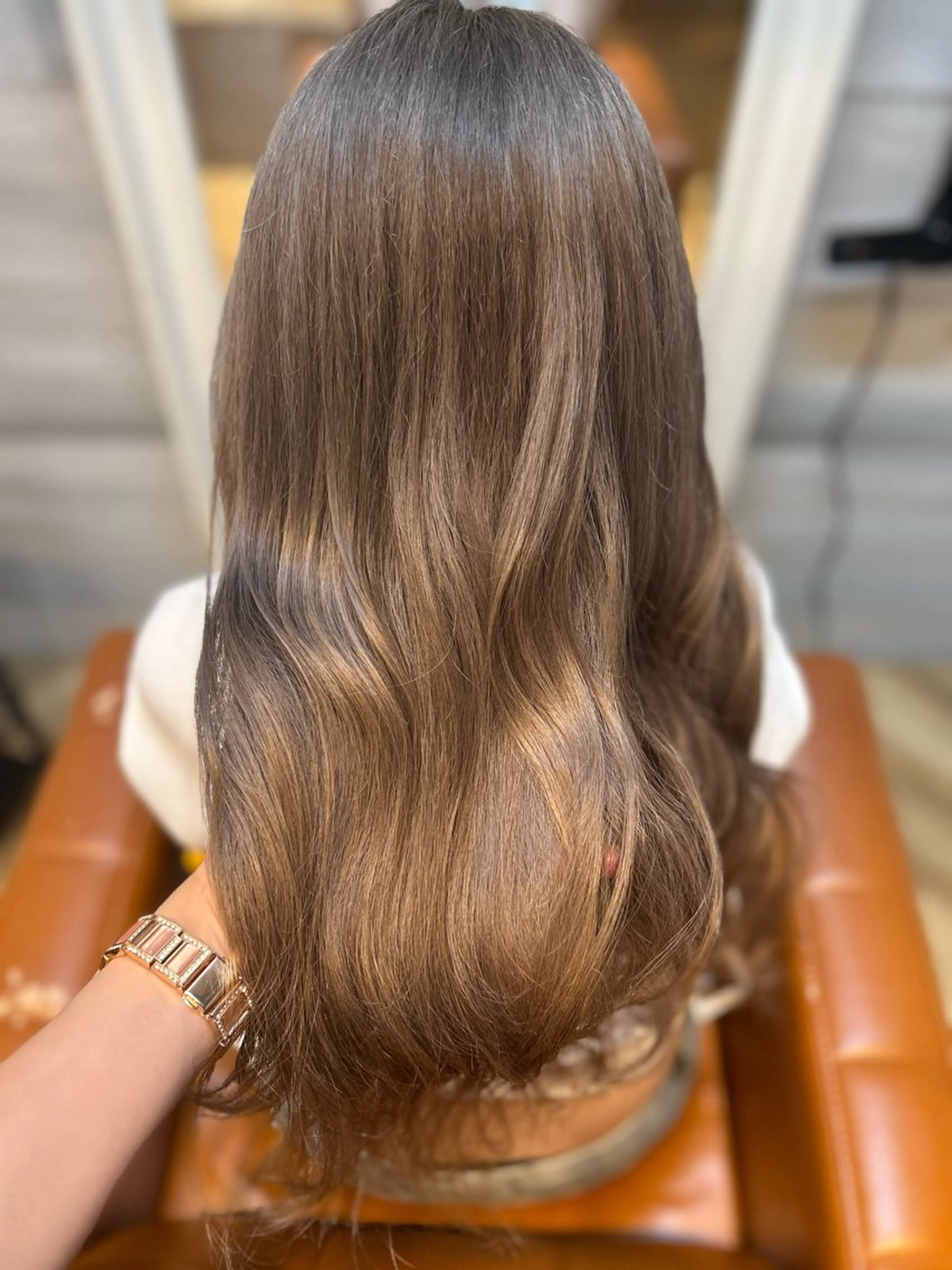 セミロング カラー ベージュカラー ブリーチ 透明感カラー ミルクティーベージュ liftbymag所属・楯岩 さくらのヘアスタイル