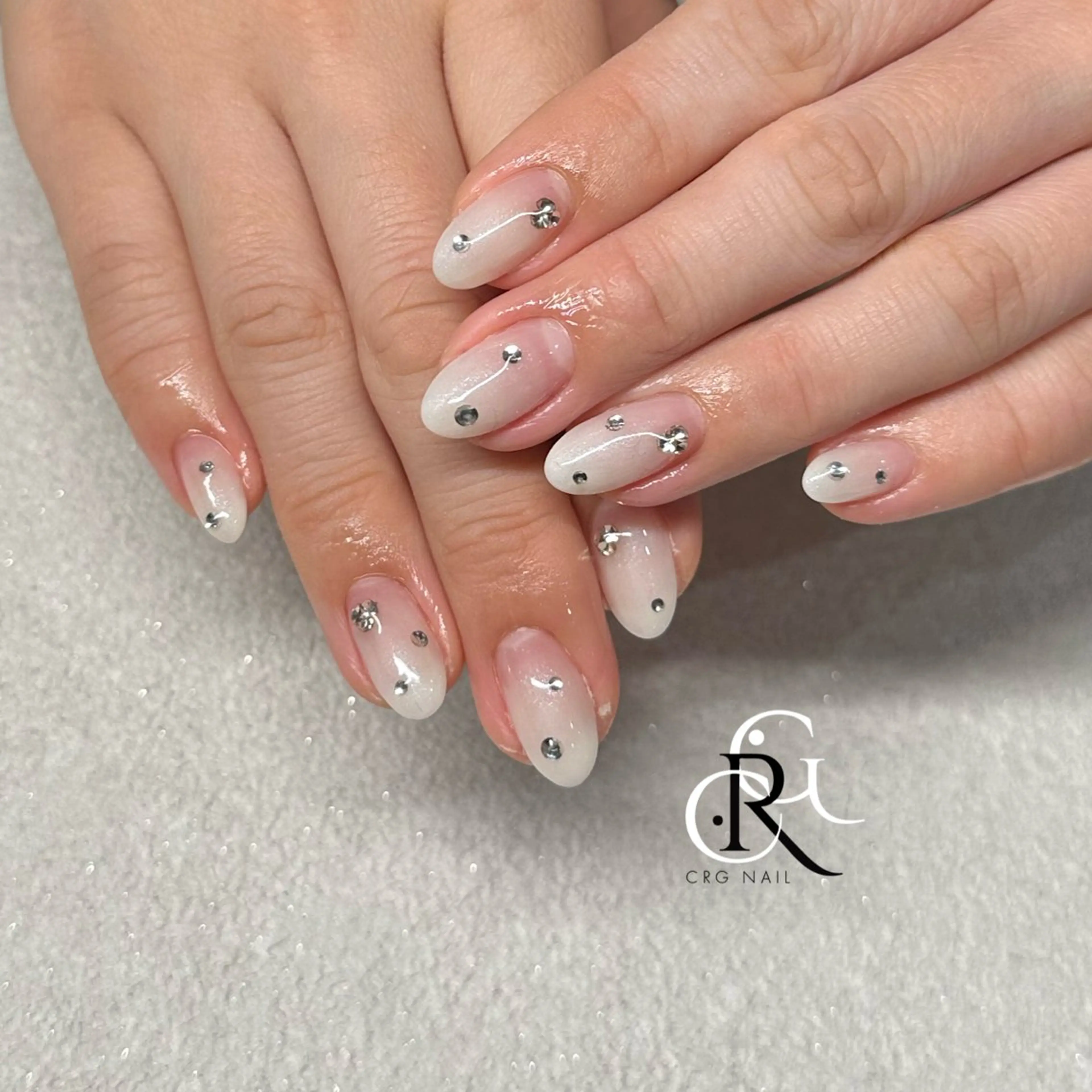 ネイル グラデーション ストーンネイル ハンドネイル 美フォルム✨ CRG RURIのネイルデザイン