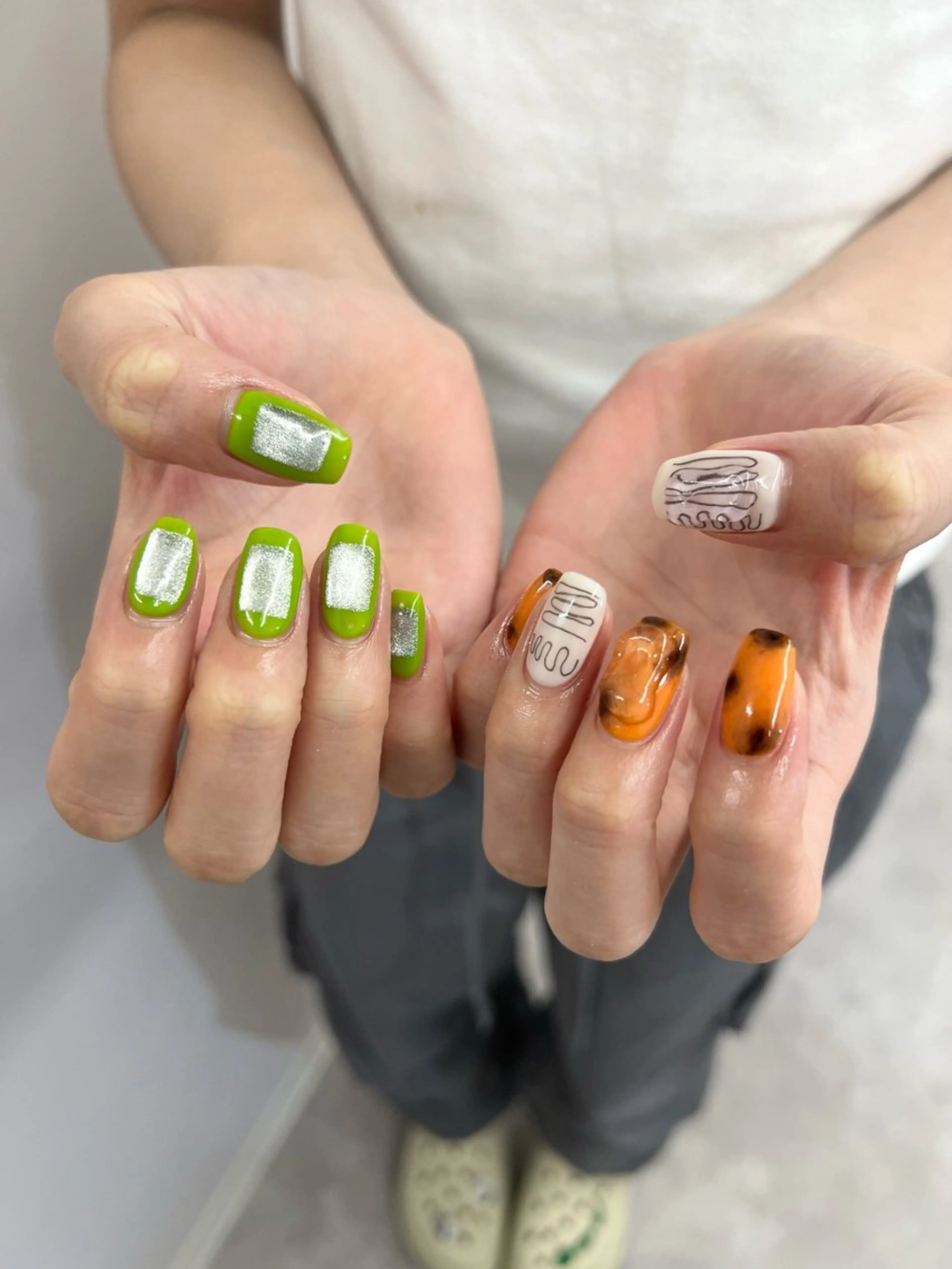 ネイル ジェルネイル グリーン マグネットネイル ニュアンスネイル オレンジ ハンドネイル ハンドケア Bana_ Nailのネイルデザイン