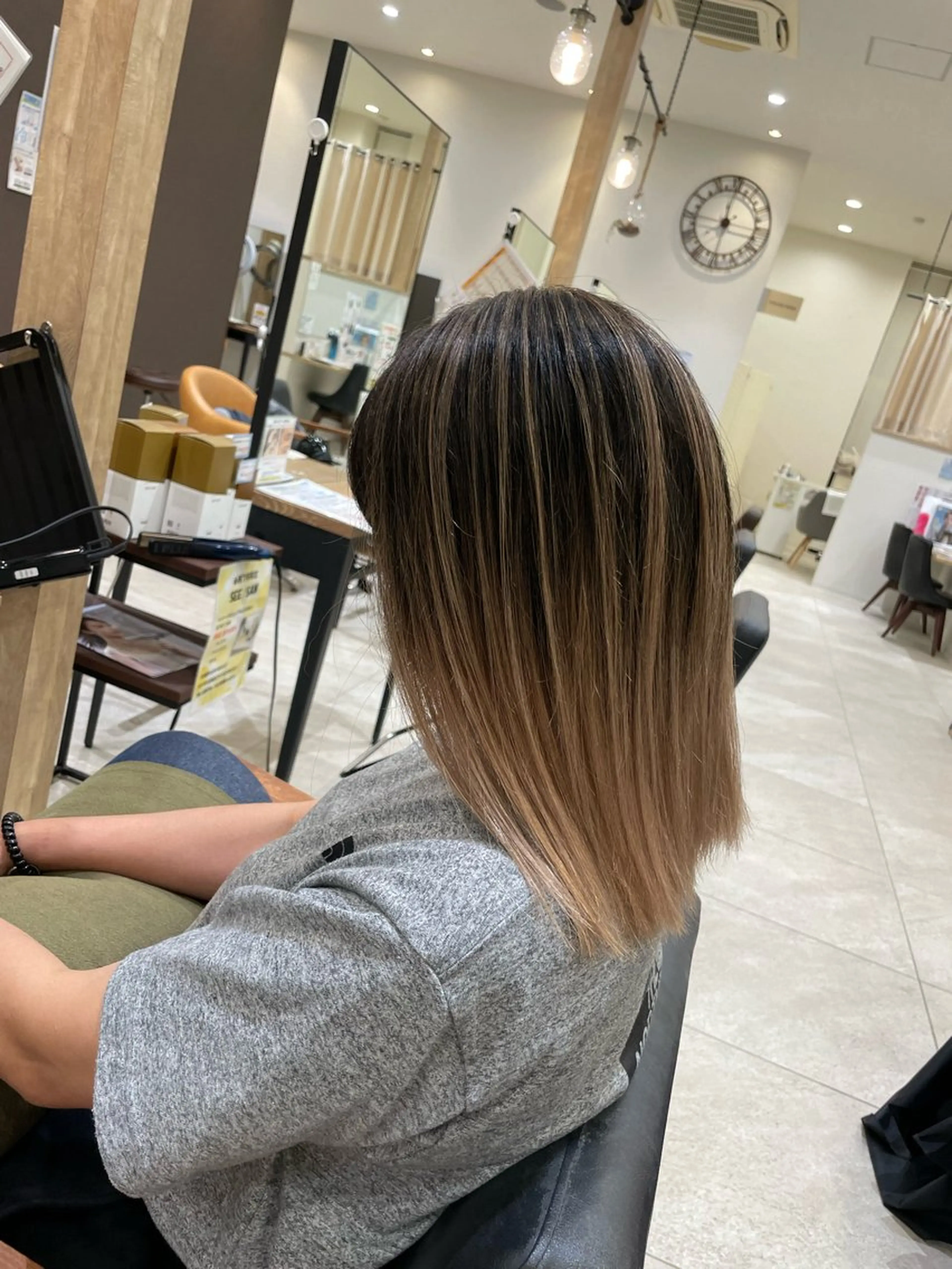 セミロング カラー バレイヤージュ ベージュカラー ホワイトベージュ レイヤーカット ヘアカラー AGU hair vigor 三条店所属・AGU 三条店 林　雄のヘアスタイル
