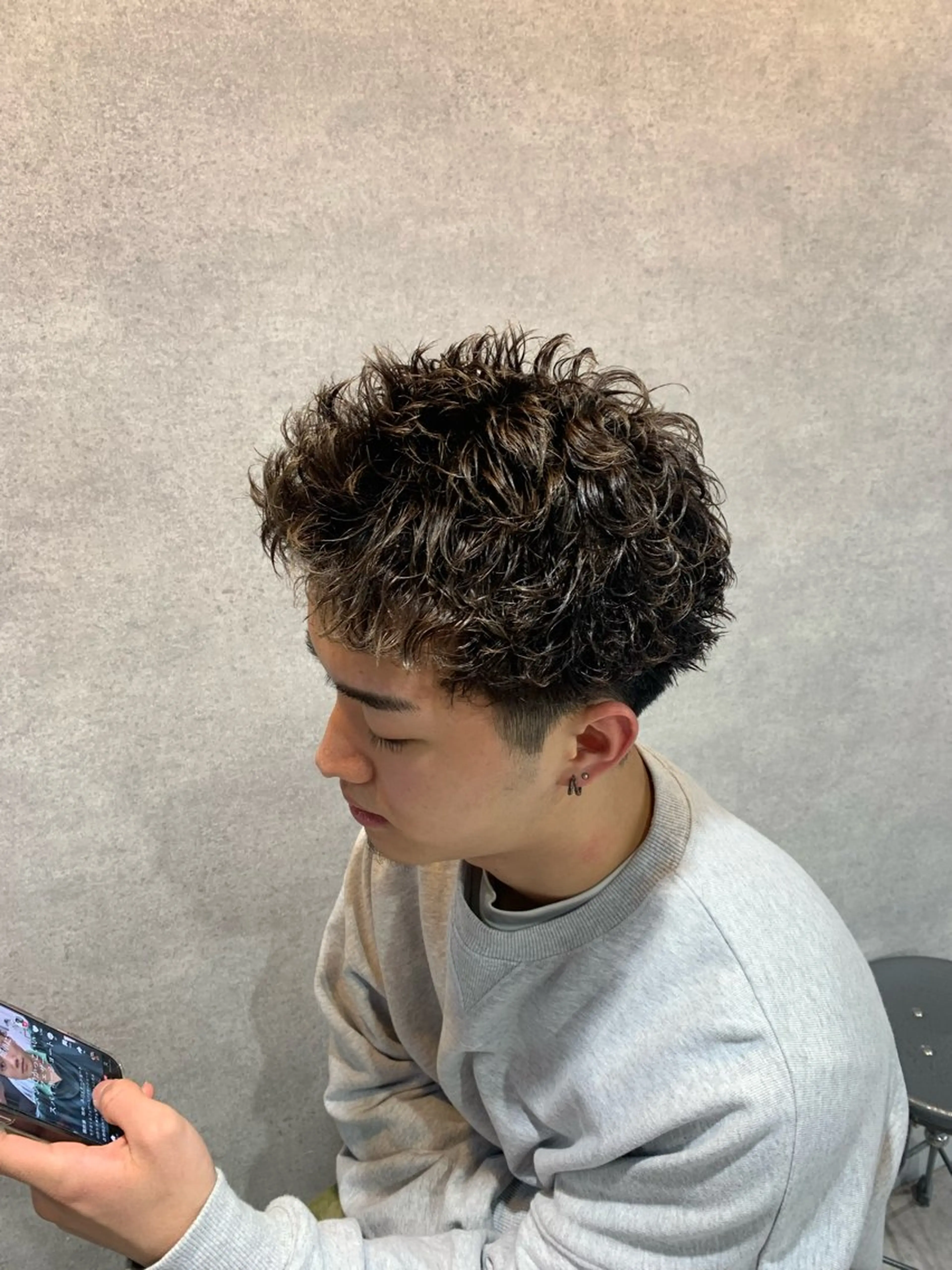 ショート パーマ メンズ メンズブリーチ フェザーパーマ メンズハイトーン メンズパーマ スペインカール ⚡️メンズ特化⚡️ RYUKIのヘアスタイル