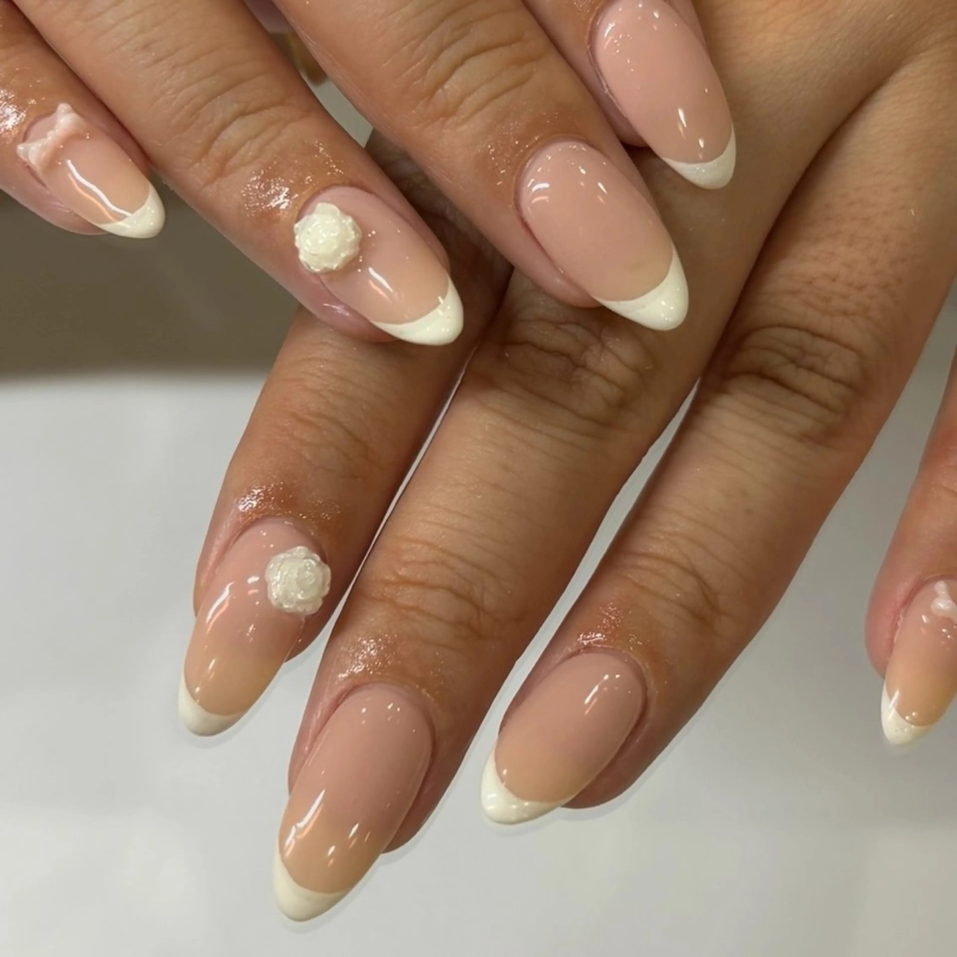 ネイル ハンドネイル 𝑟𝑖𝑠𝑎 🕯‎🤍のネイルデザイン