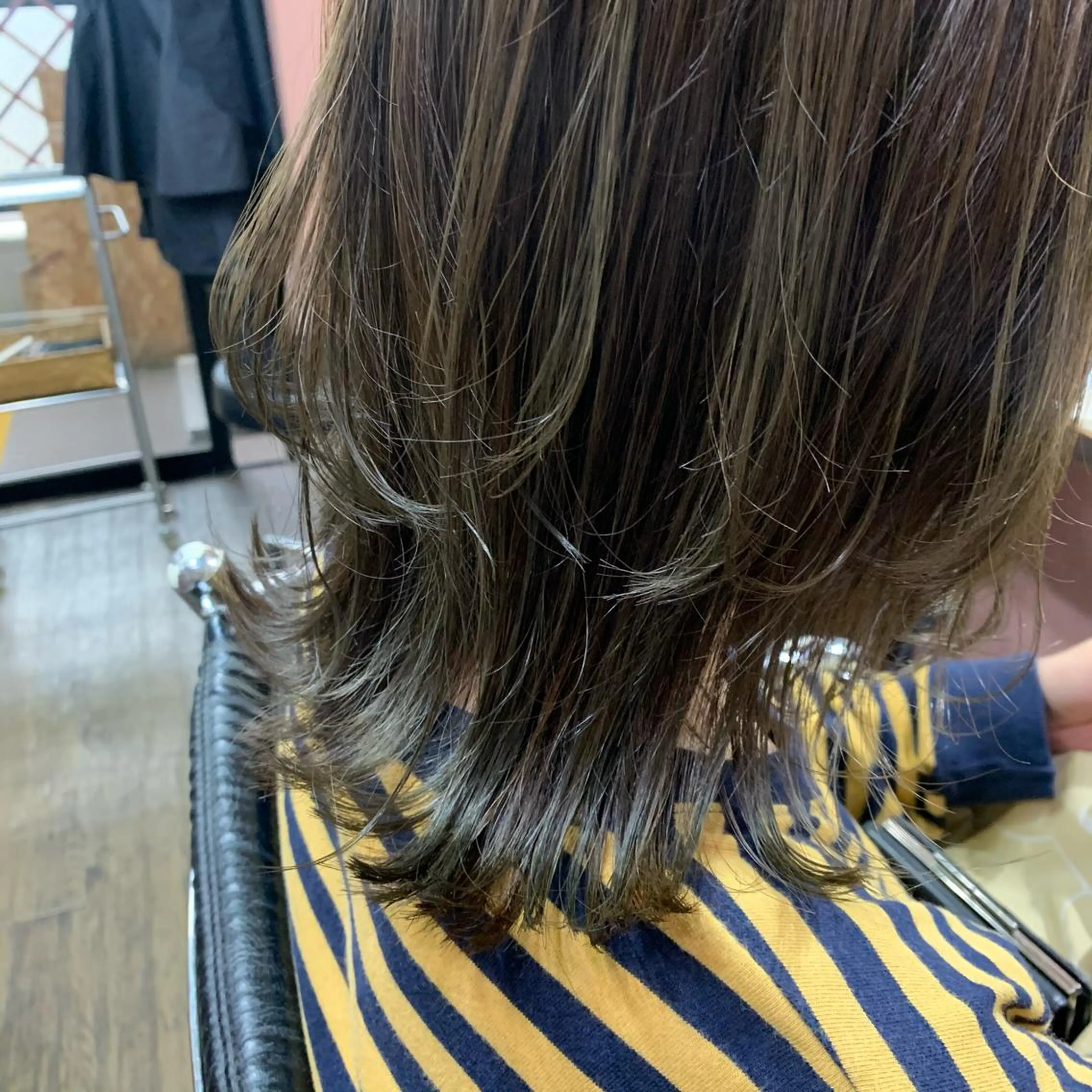 ミディアム カラー オリーブカラー オリーブグレー オレンジ レイヤーカット chouette/ 根本優希のヘアスタイル