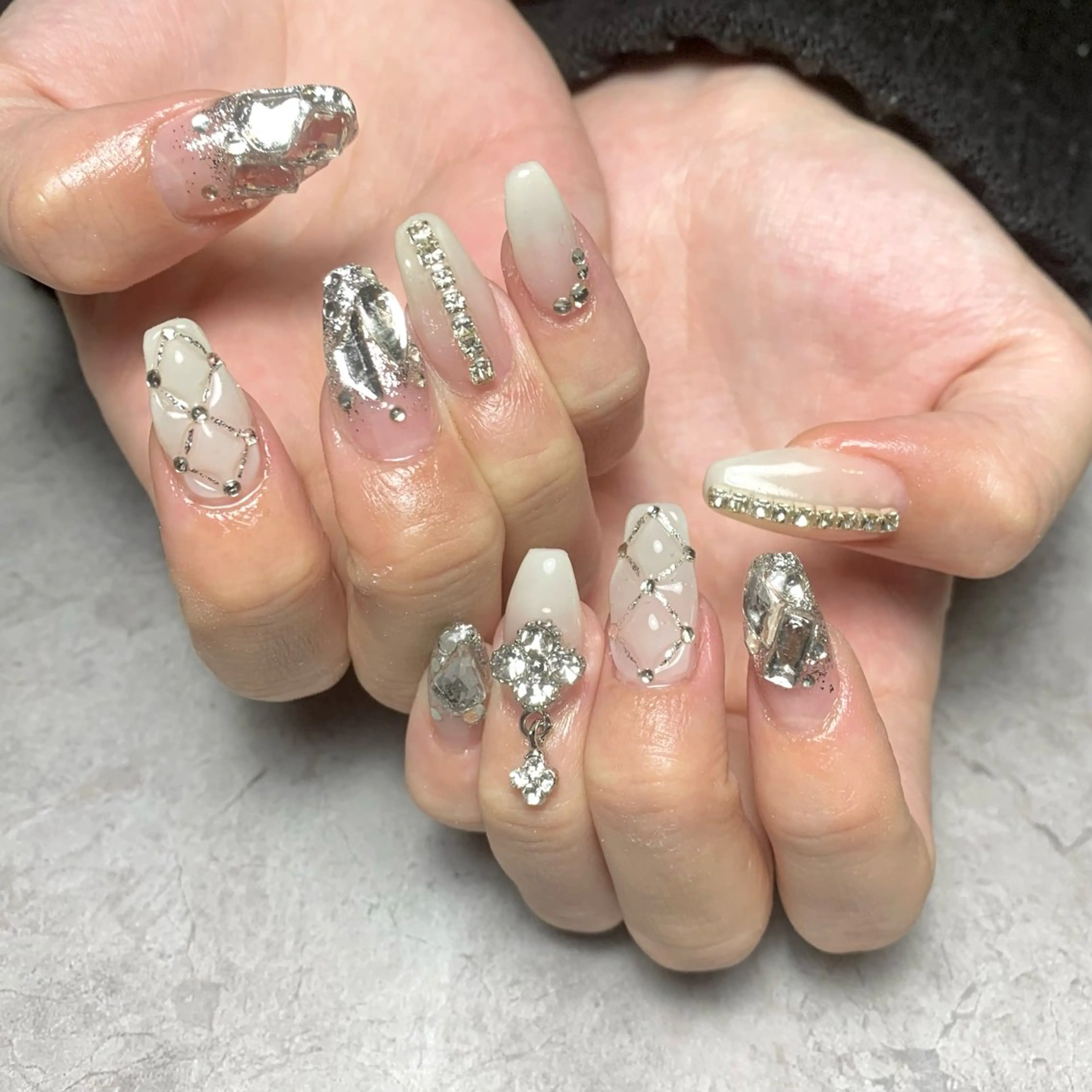 ネイル グラデーション キラキラネイル ホワイト ハンドネイル Nail Salon Lillion【リリオン】所属・lillion karenのネイルデザイン