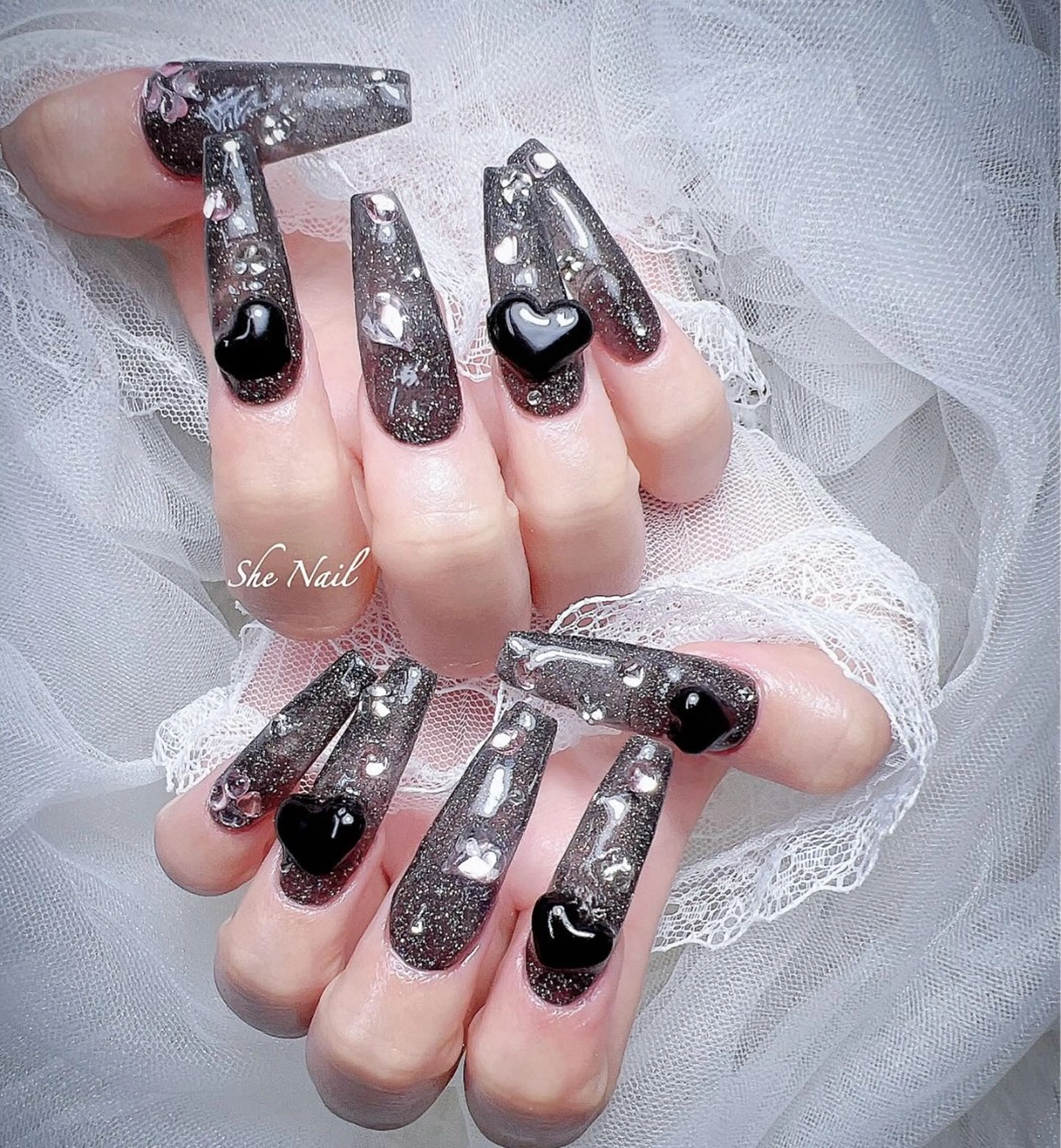 ネイル チークネイル 長さ出し グラデーション ハート ラメ(グリッター) ハンドネイル She   Nail所属・ISA_ BELLAのネイルデザイン