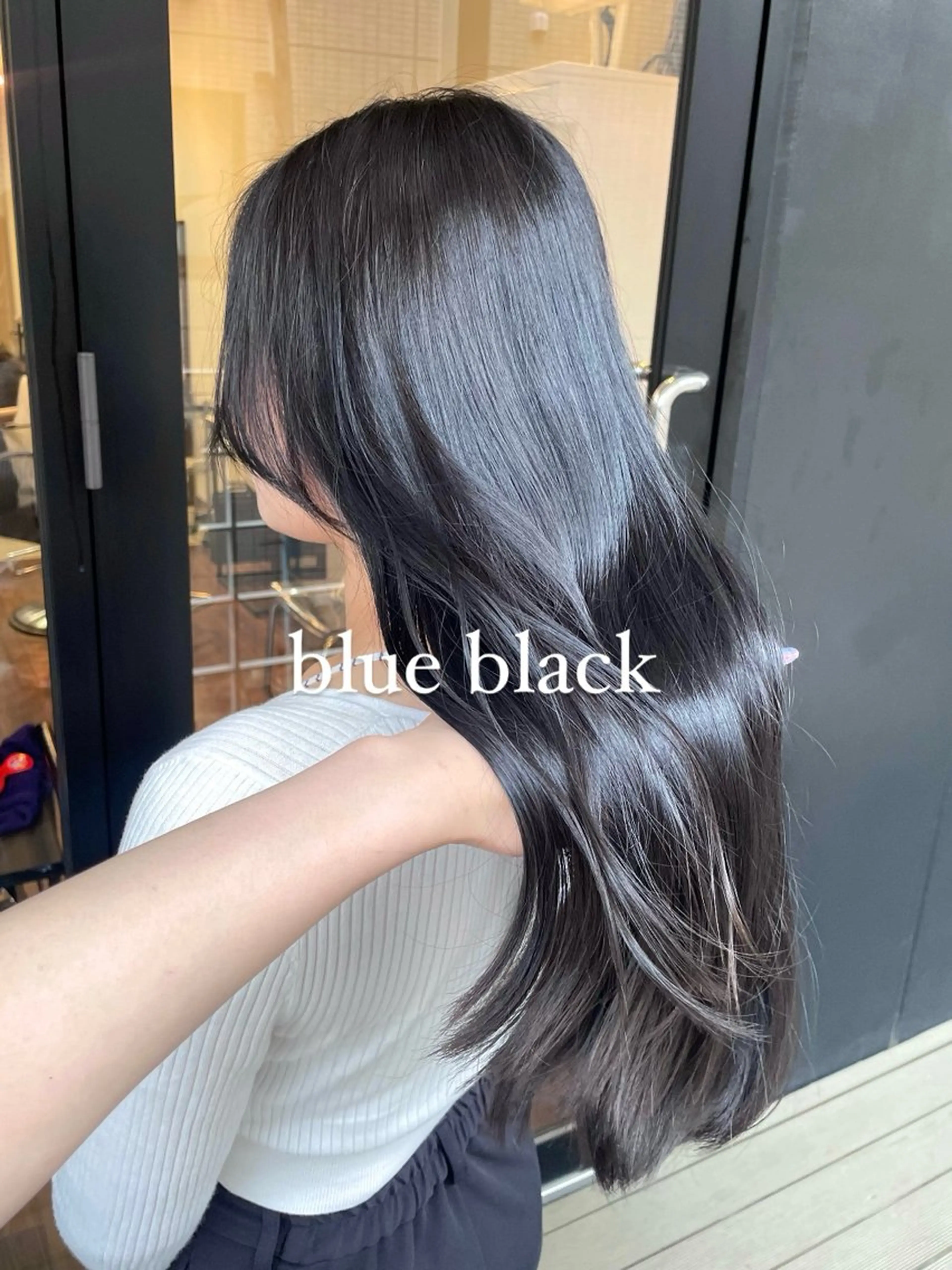 セミロング カラー 黒髪 ブリーチ ブルーカラー ブルーブラック カット ヘアカラー トリートメント mika｜寒色カラー ｜ブリーチカラーのヘアスタイル