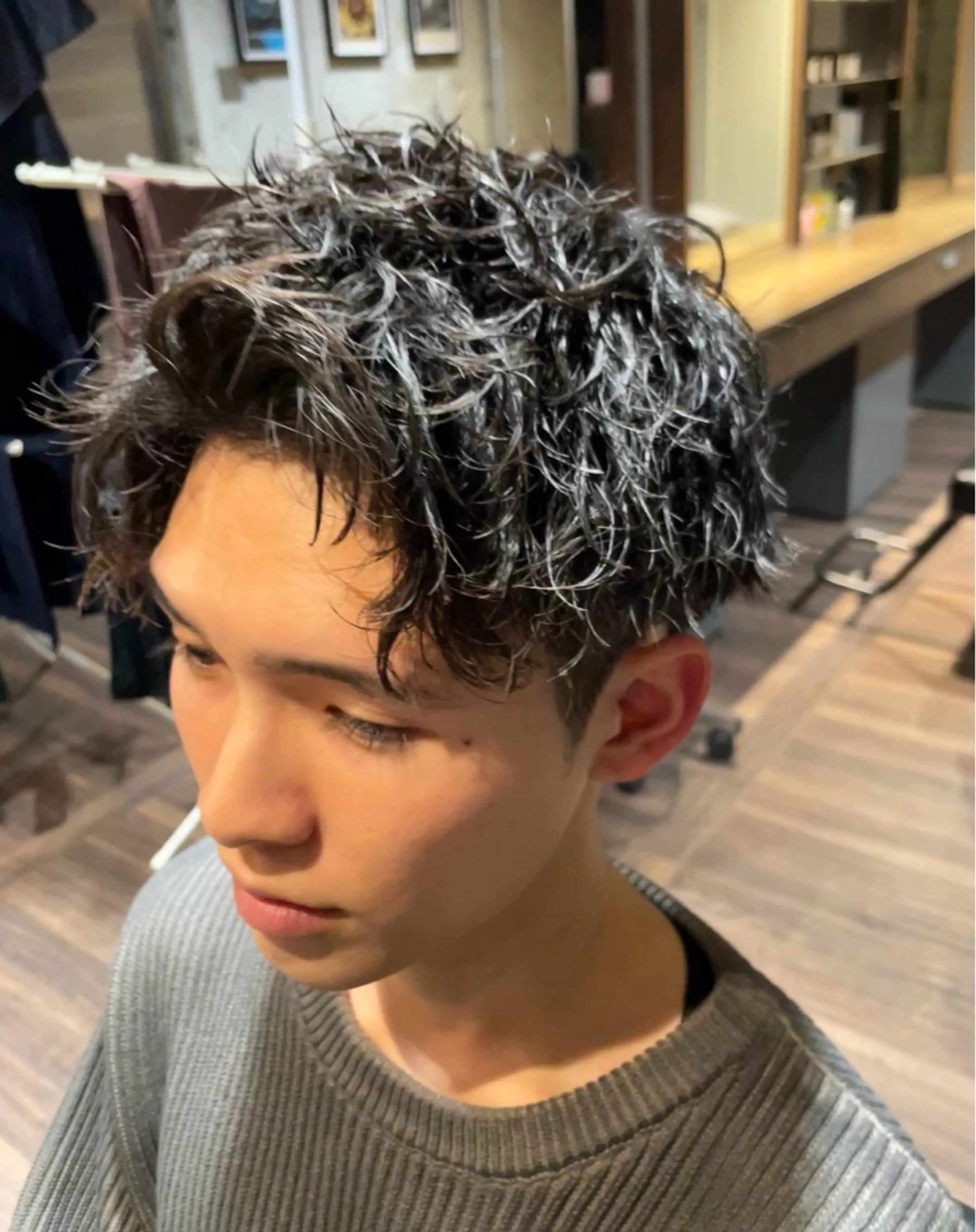 メンズ センターパート メンズハイトーン マッシュウルフ マッシュ メンズパーマ メンズ特化型岩舘 真斗のヘアスタイル