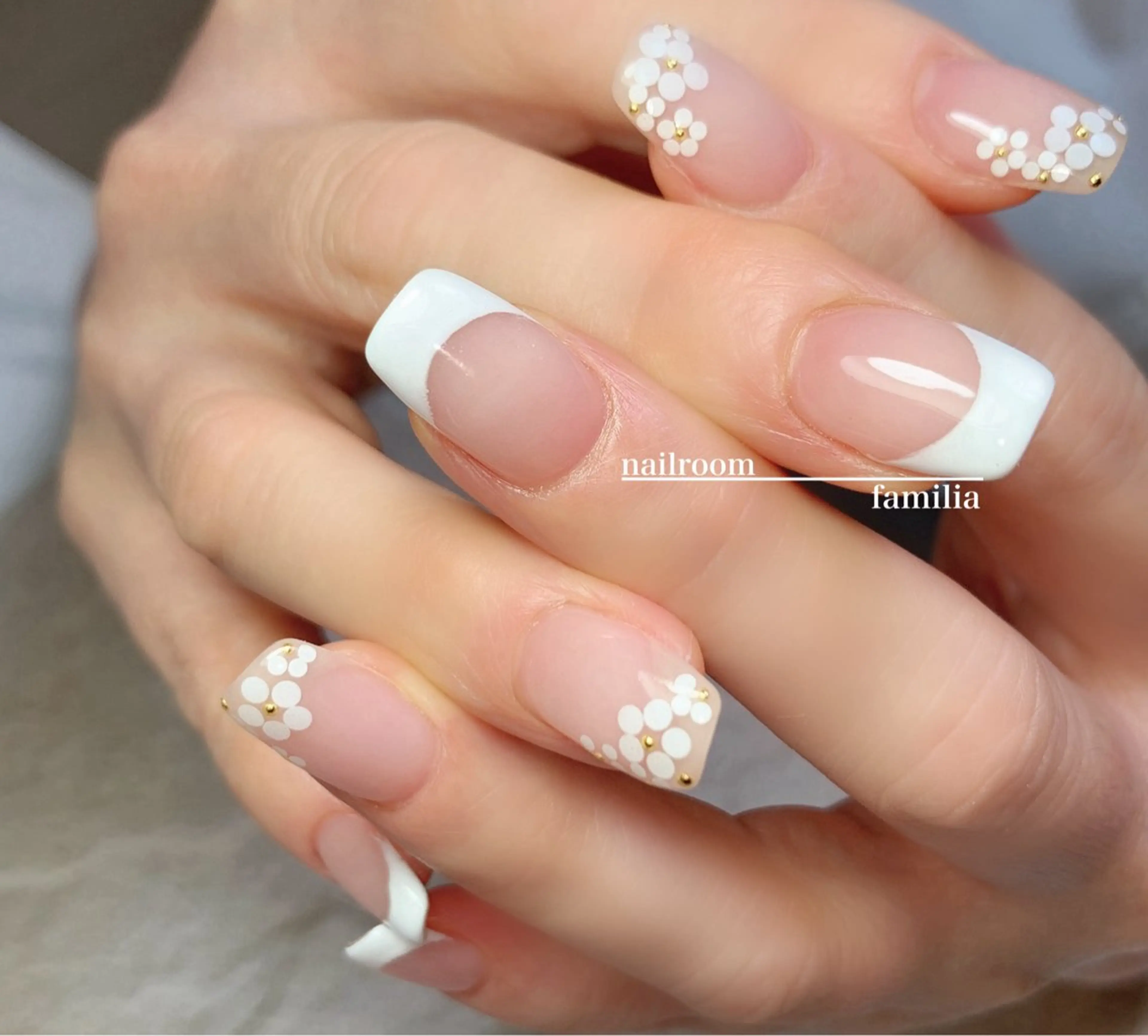 ネイル フラワーネイル フレンチネイル ホログラムネイル -nailroom- familiaのネイルデザイン