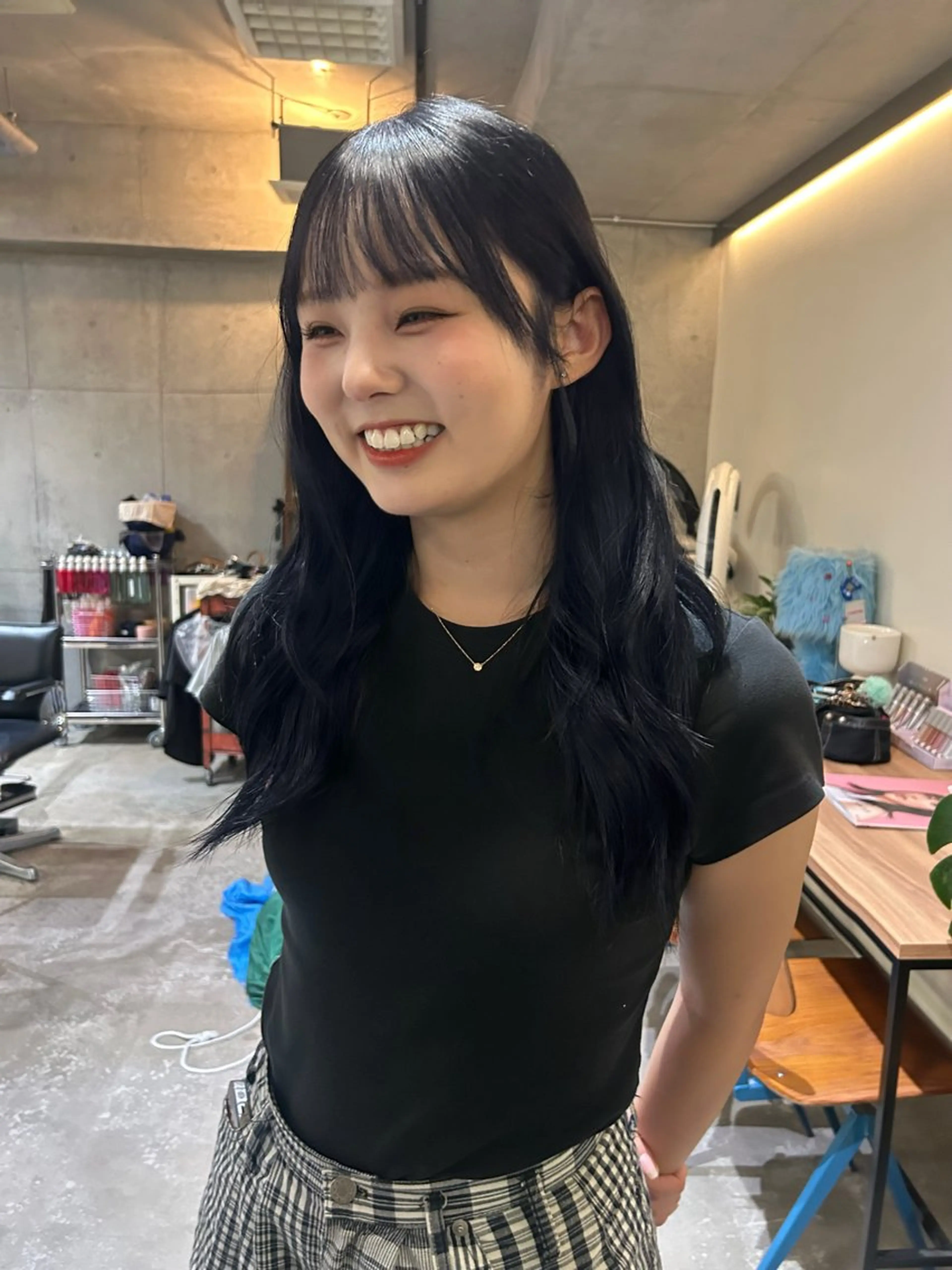 ミディアム カラー 黒髪 ブルーカラー ブルーブラック ヘアカラー ルーツカラー/暖色カ ラー/EMIRI🍀のヘアスタイル