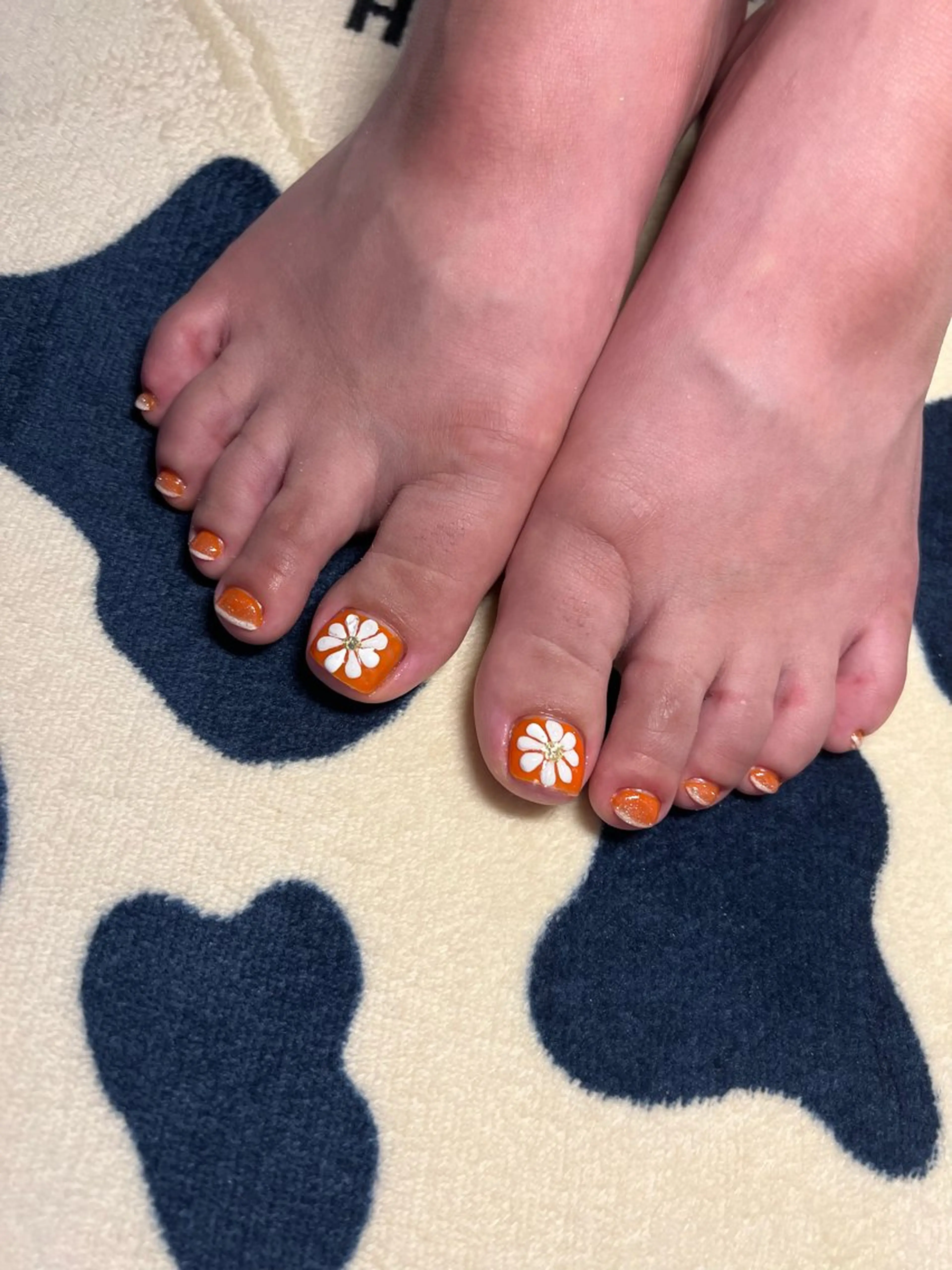 ネイル フットネイル m.nail/ 🐄💛🧡❤️のネイルデザイン